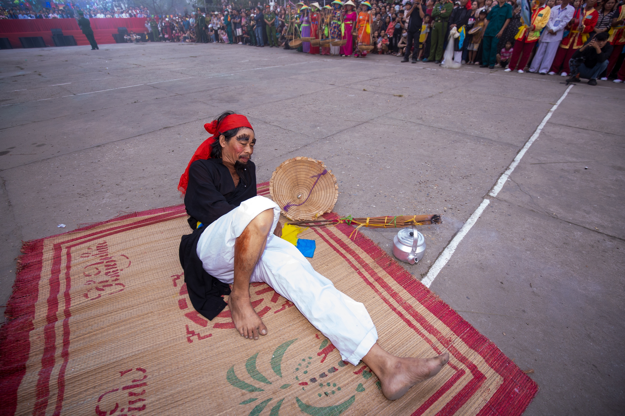 4 giờ s&aacute;ng, cả l&agrave;ng &iacute; ới gọi nhau đi xem l&agrave;m tr&ograve; - Ảnh 2.