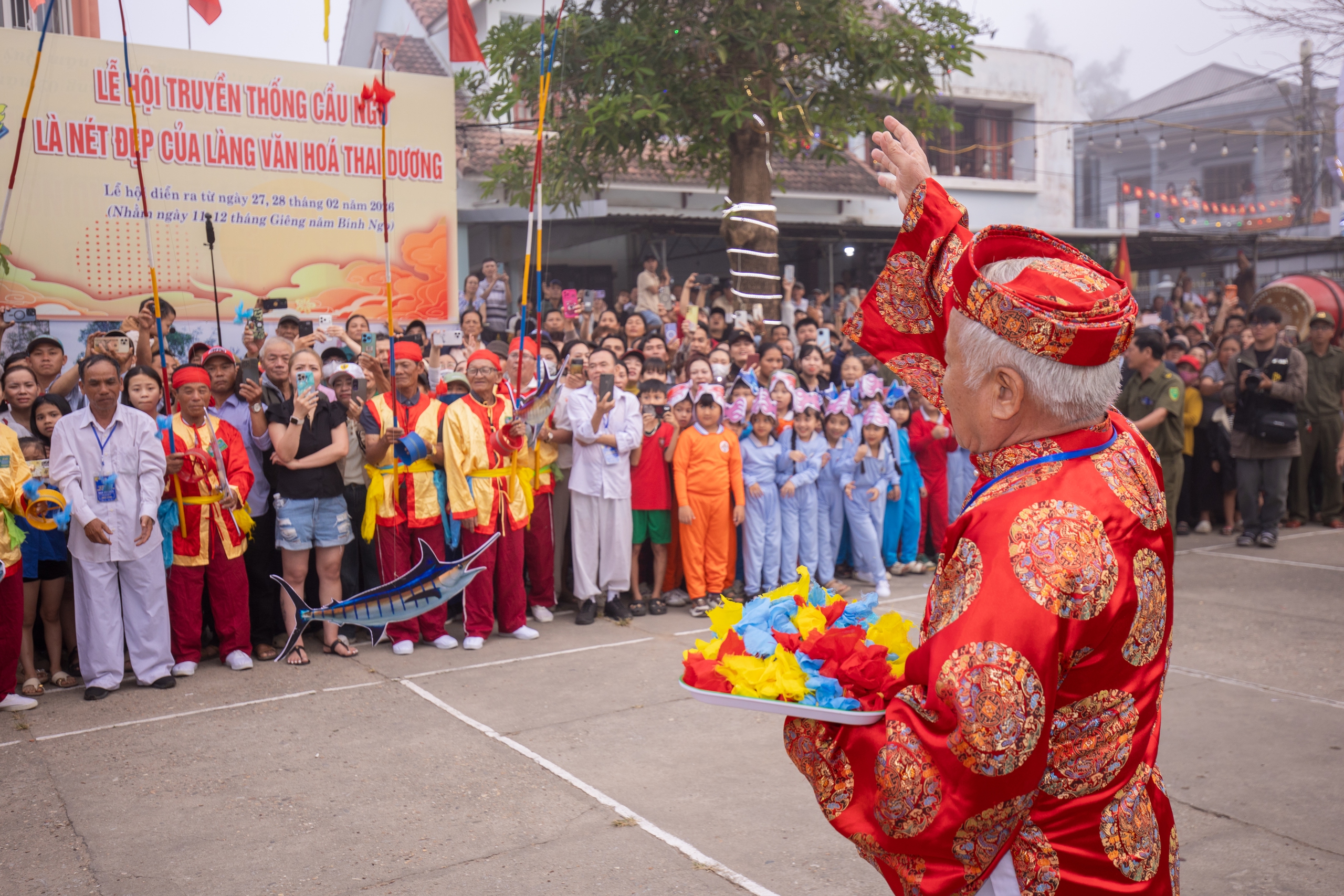 4 giờ s&aacute;ng, cả l&agrave;ng &iacute; ới gọi nhau đi xem l&agrave;m tr&ograve; - Ảnh 8.