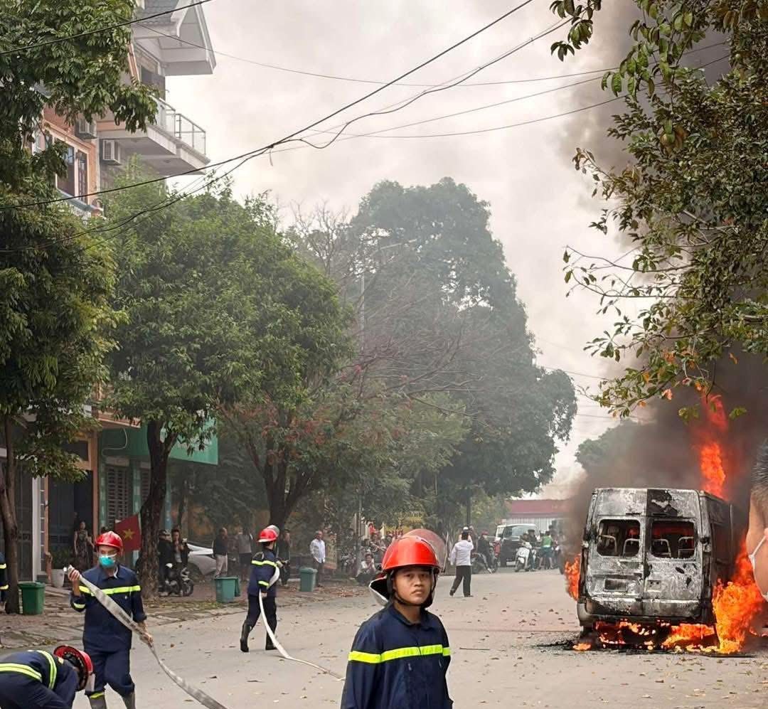 Xe ô tô 16 chỗ đang lưu thông bất ngờ bốc cháy ngùn ngụt - Ảnh 1.