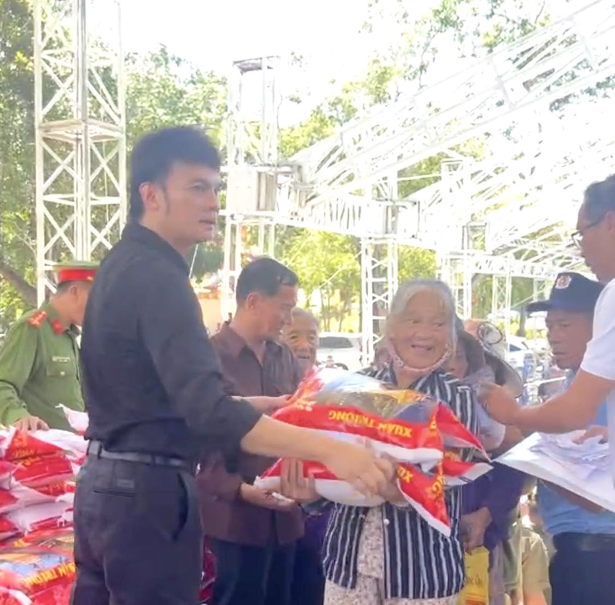 NSƯT Kim Tiểu Long trao tặng 10 tấn gạo và quà cho bà con nông dân nghèo tại Lâm Đồng - Ảnh 1.