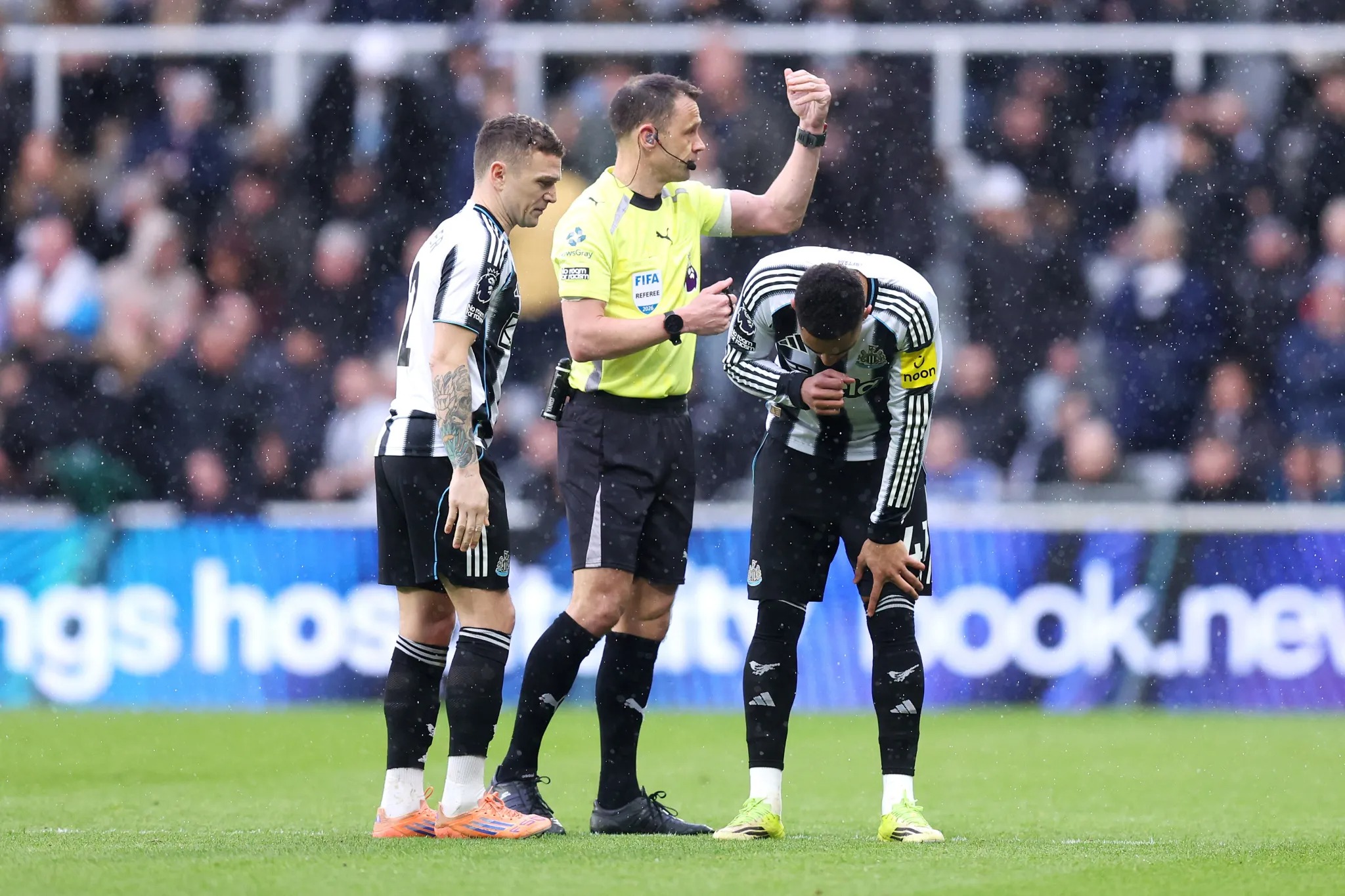 Ylli i Newcastle vjell në fushë dhe duhet të largohet urgjentisht nga fusha - foto 1. Sao Newcastle nôn ngay trên sân, phải rời sân khẩn cấp - Ảnh 1.