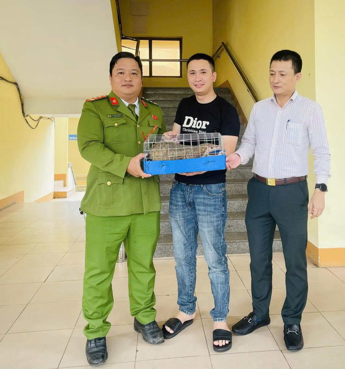 Thấy con vật quý bò trên đường, thanh niên liền bắt giao nộp công an - Ảnh 1.