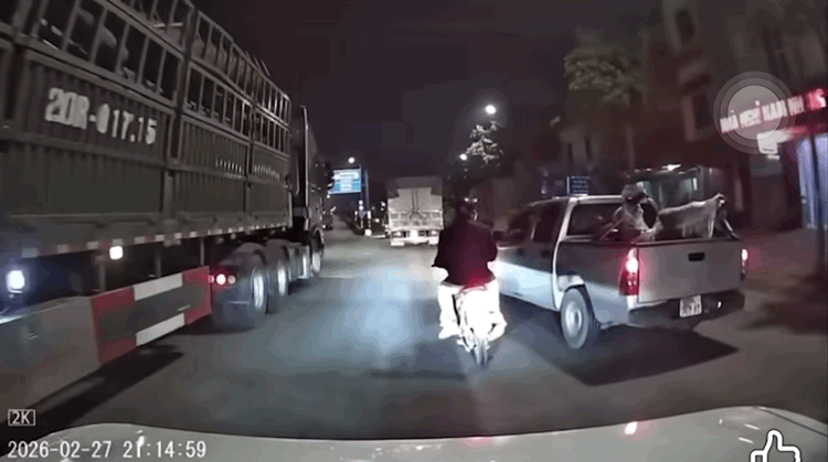 &Ocirc; t&ocirc; b&aacute;n tải tạt đầu xe m&aacute;y ch&egrave;n ng&atilde; người chở trẻ em g&acirc;y phẫn nộ - Ảnh 1.