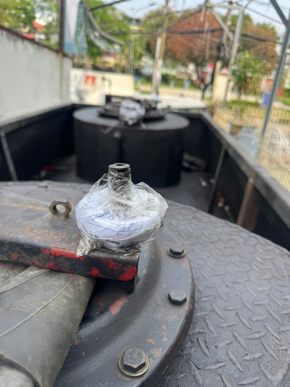 Hình ảnh Công an TPHCM niêm phong bên trong "tập đoàn" xăng giả - Ảnh 7.