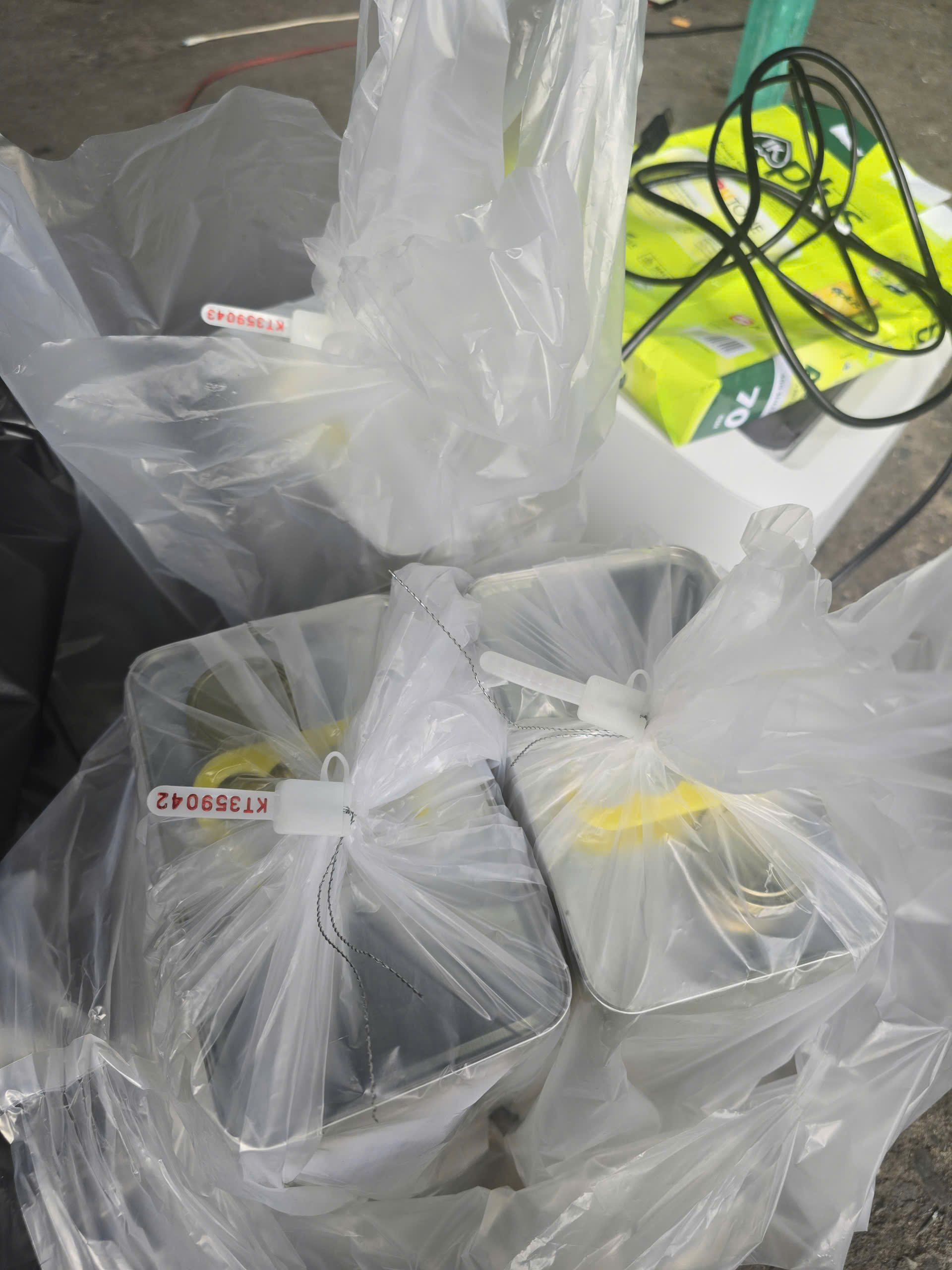 Hình ảnh Công an TPHCM niêm phong bên trong "tập đoàn" xăng giả - Ảnh 10.