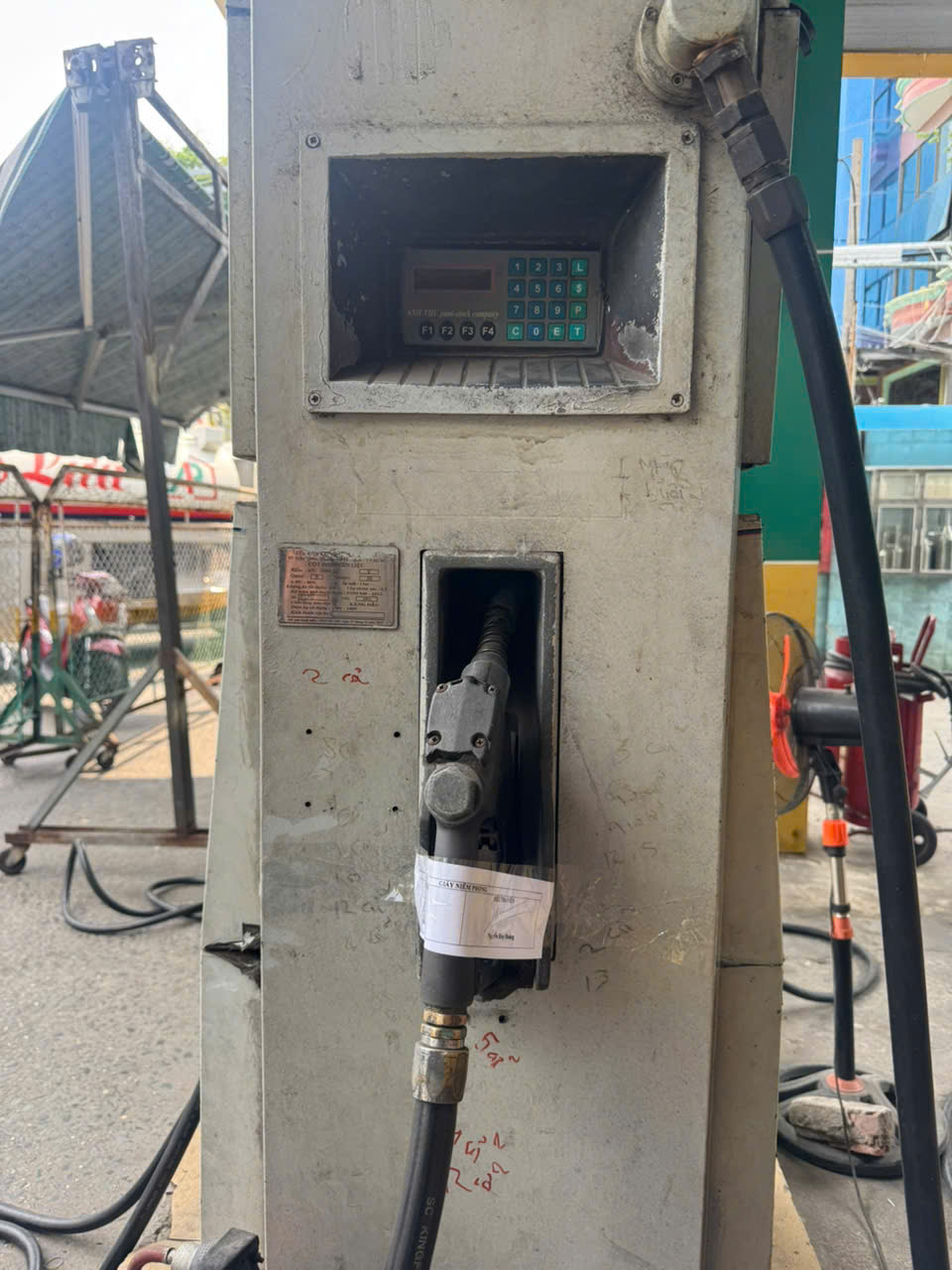 Hình ảnh Công an TPHCM niêm phong bên trong "tập đoàn" xăng giả - Ảnh 4.