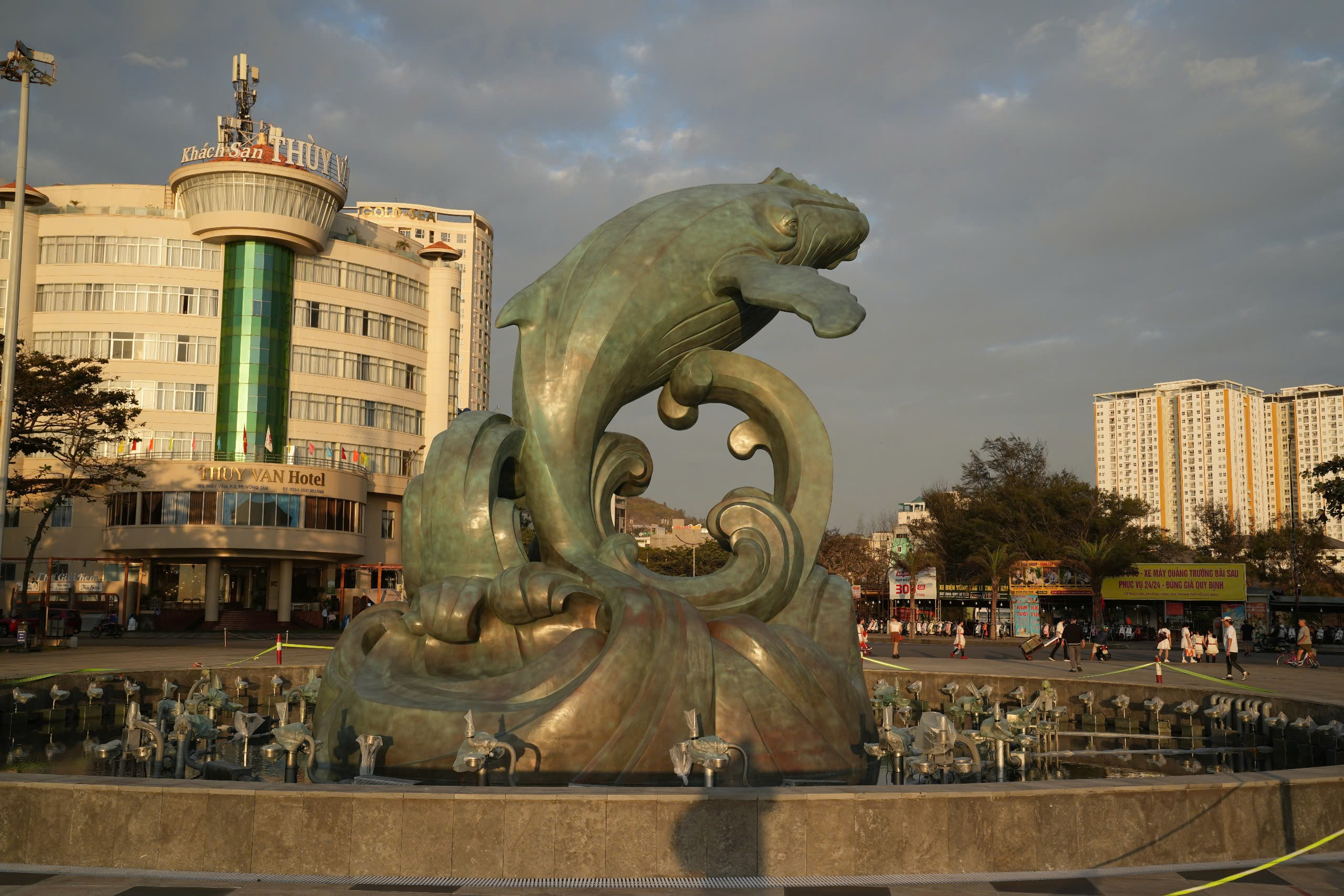 Tượng cá Ông bằng đồng nặng gần 50 tấn trở thành điểm nhấn mới ở Vũng Tàu - Ảnh 1.