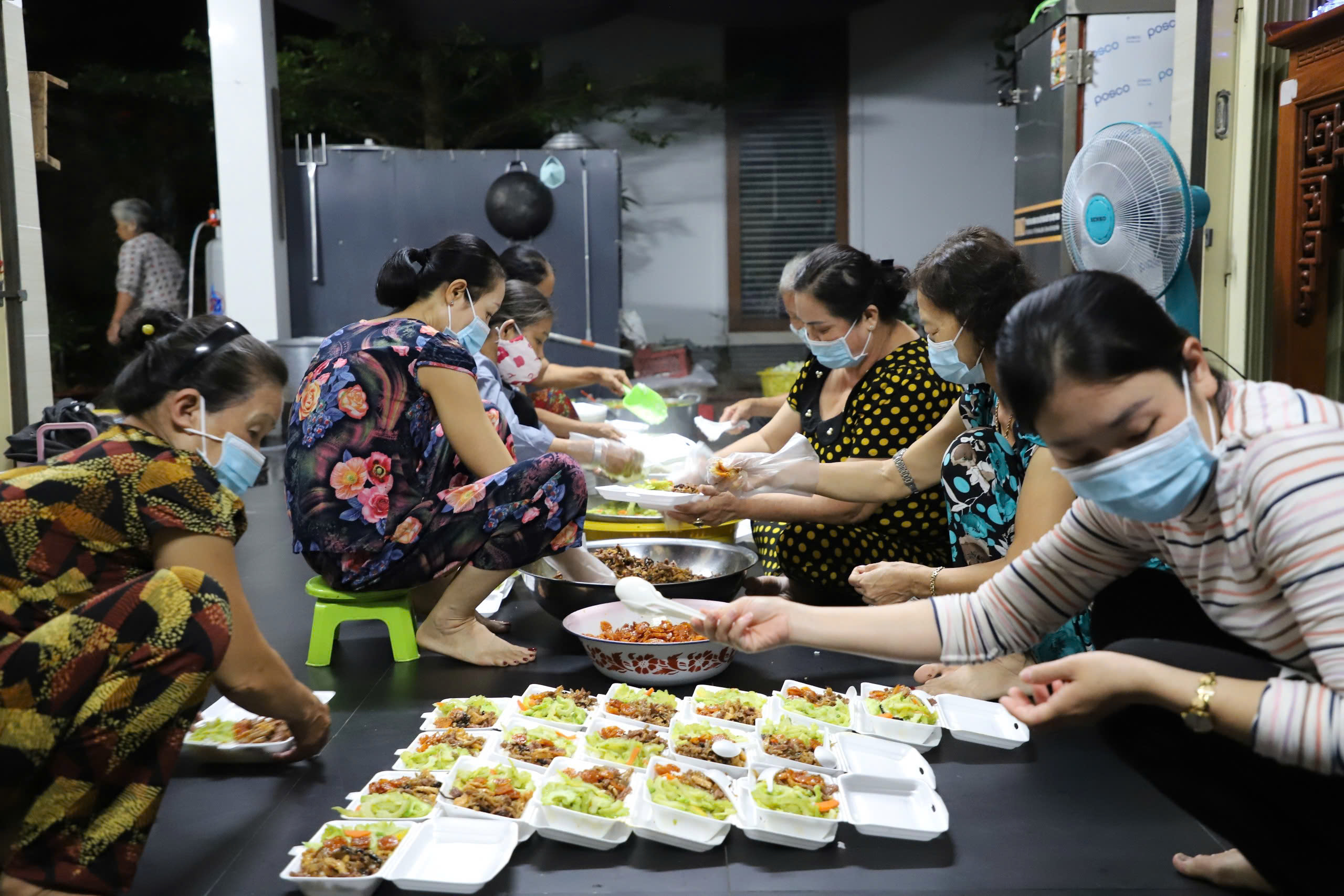 Vợ chồng Cần Thơ thắp lửa bếp ăn 0 đồng cho bệnh nhân nghèo - Ảnh 4. Vợ chồng Cần Thơ thắp lửa bếp ăn 0 đồng cho bệnh nhân nghèo - Ảnh 4.