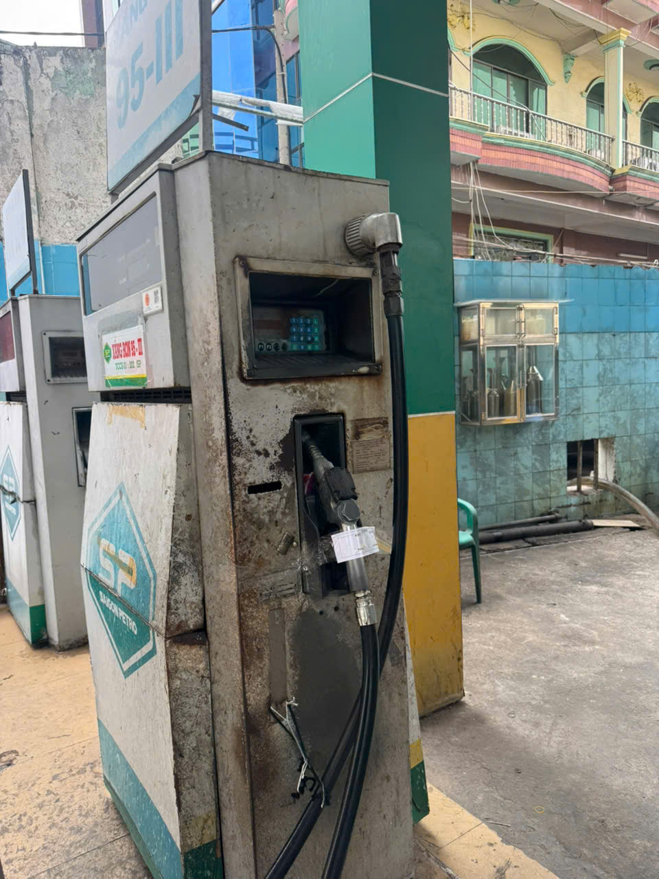 Hình ảnh Công an TPHCM niêm phong bên trong "tập đoàn" xăng giả - Ảnh 6.