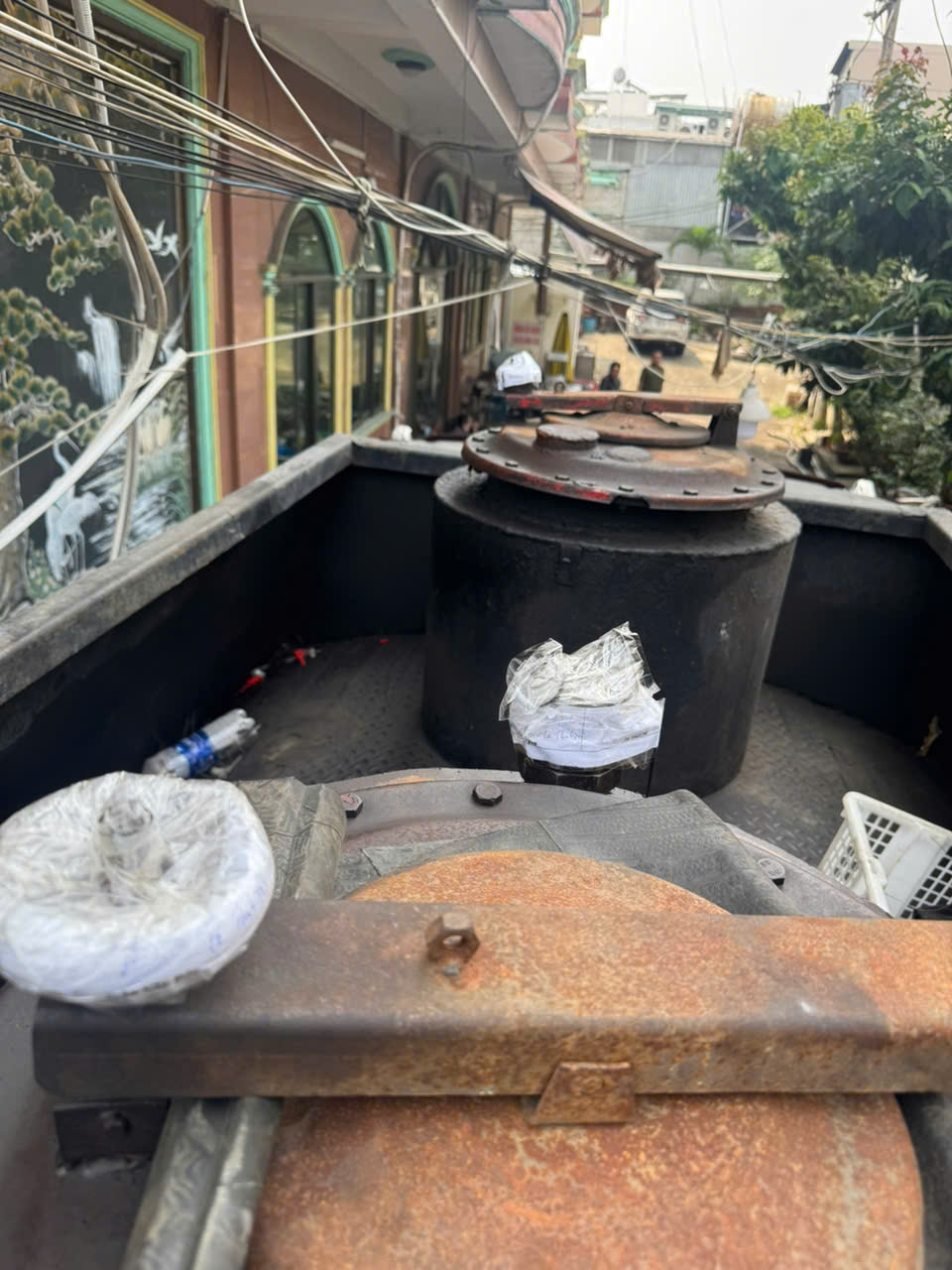 Hình ảnh Công an TPHCM niêm phong bên trong "tập đoàn" xăng giả - Ảnh 8.