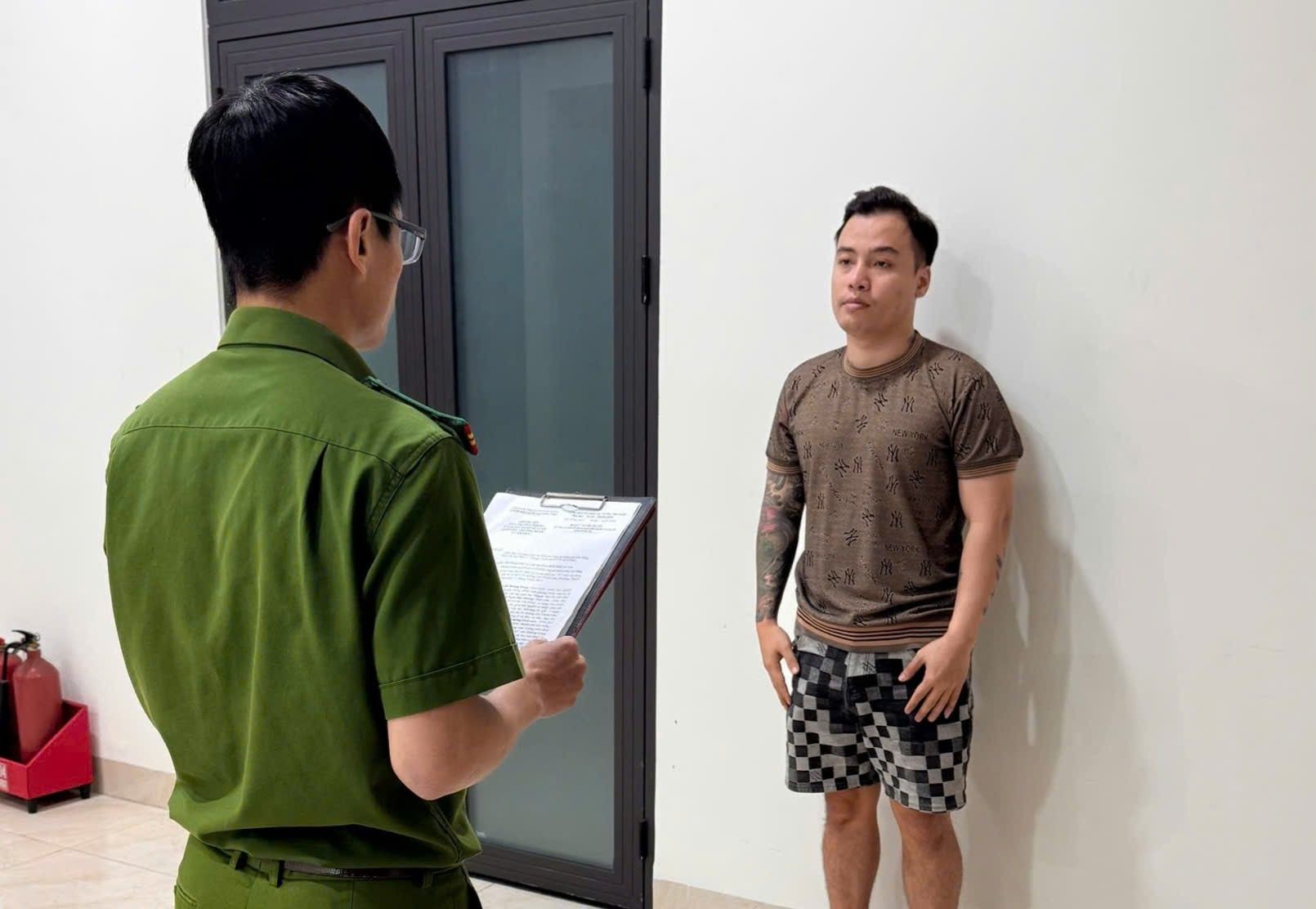 Trốn sang Campuchia, bị can truy nã về ma túy ra đầu thú - Ảnh 1.