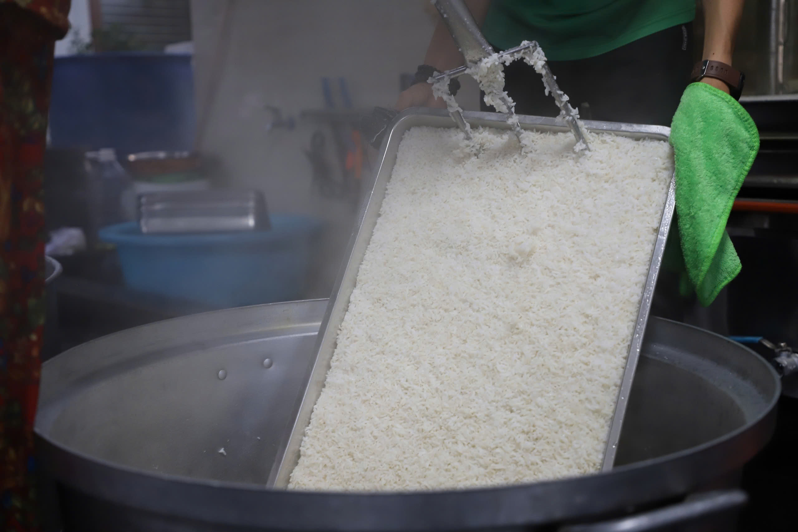 Vợ chồng Cần Thơ thắp lửa bếp ăn 0 đồng cho bệnh nhân nghèo - Ảnh 8. Vợ chồng Cần Thơ thắp lửa bếp ăn 0 đồng cho bệnh nhân nghèo - Ảnh 8.