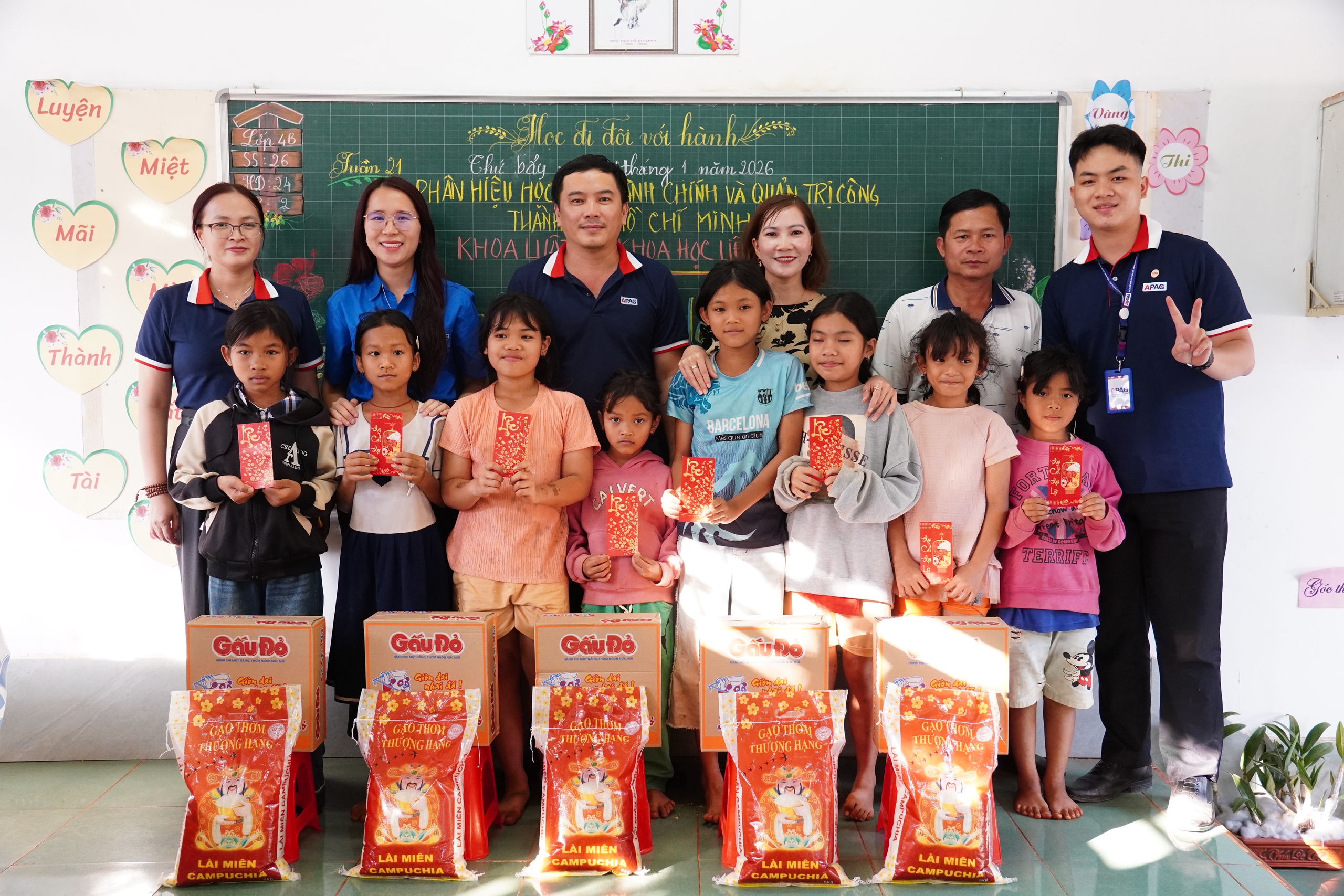 Ấm áp chương trình "Xuân Biên phòng - Ấm lòng Dân bản" của sinh viên TPHCM - Ảnh 5.