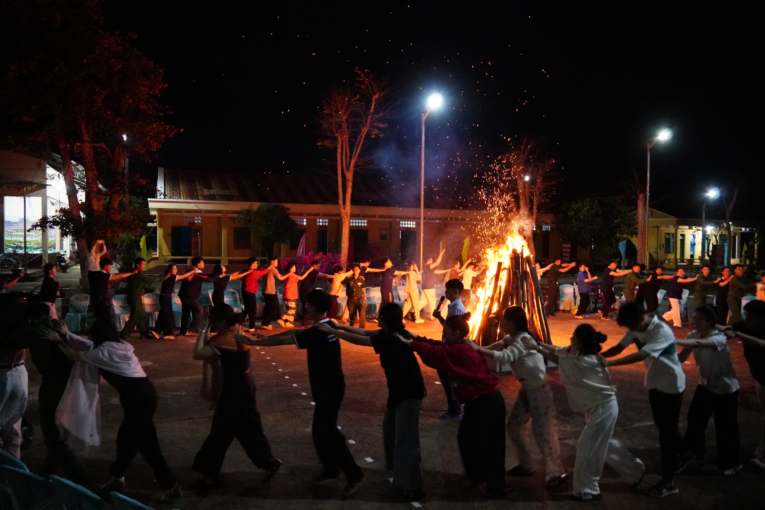 Ấm áp chương trình "Xuân Biên phòng - Ấm lòng Dân bản" của sinh viên TPHCM - Ảnh 8.