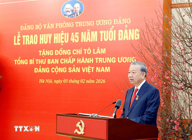 Trao Huy hiệu 45 năm tuổi Đảng tặng Tổng Bí thư Tô Lâm - Ảnh 3.