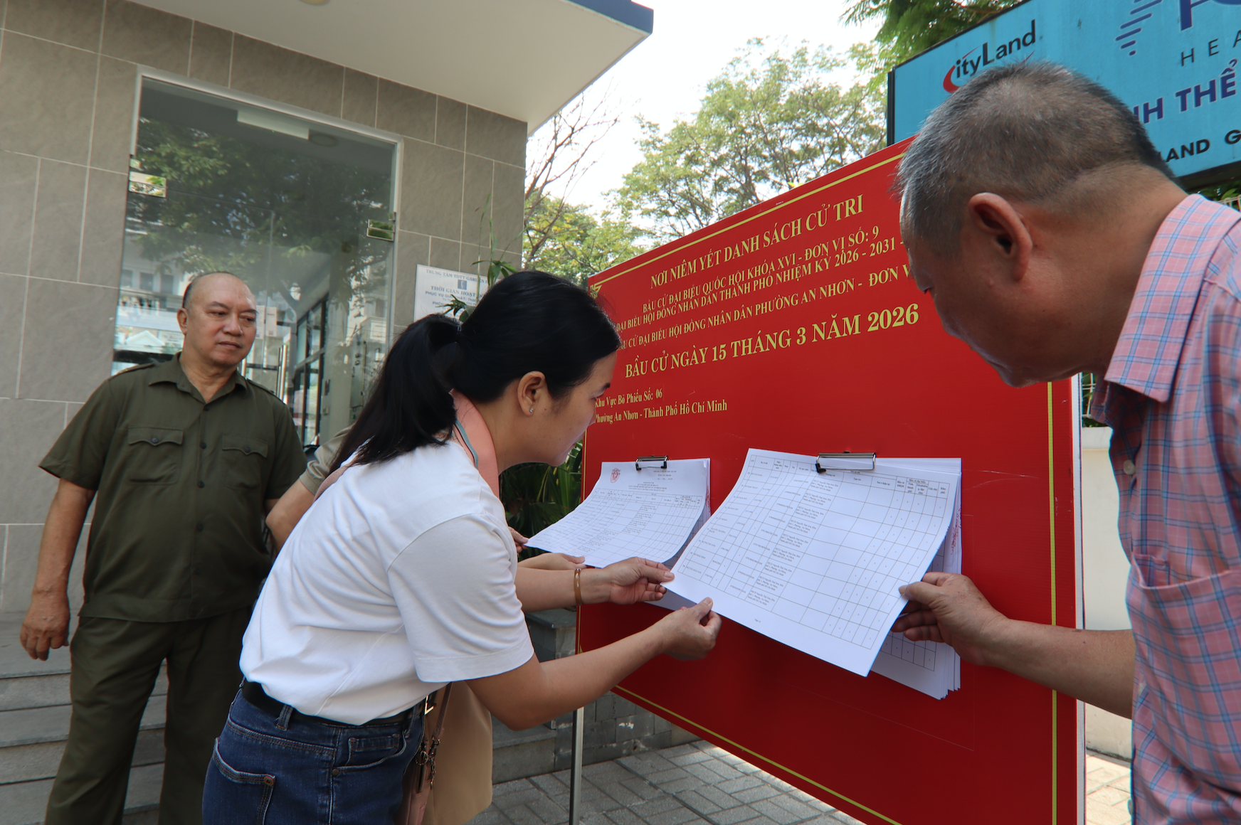 Phường An Nhơn công khai danh sách cử tri, sẵn sàng cho ngày hội bầu cử - Ảnh 1.