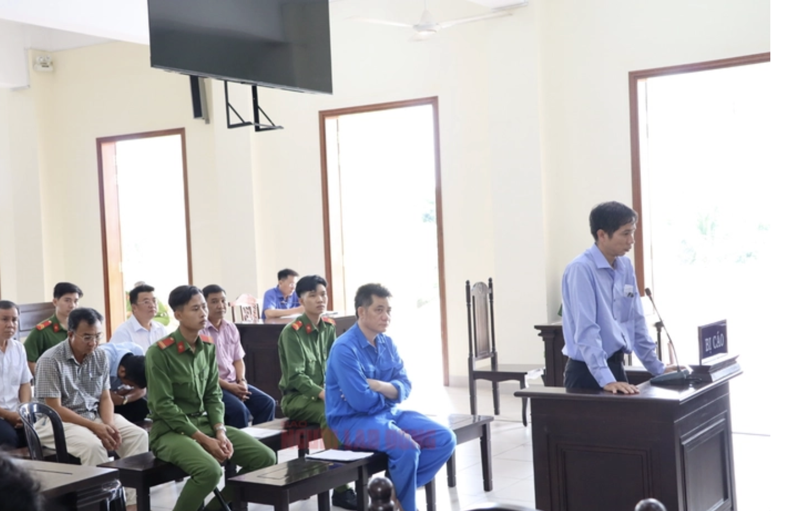 Cần Thơ: Tuyên phạt 7 cựu cán bộ trong vụ "nể nang" sếp cũ nên bồi thường sai quy định - Ảnh 1.