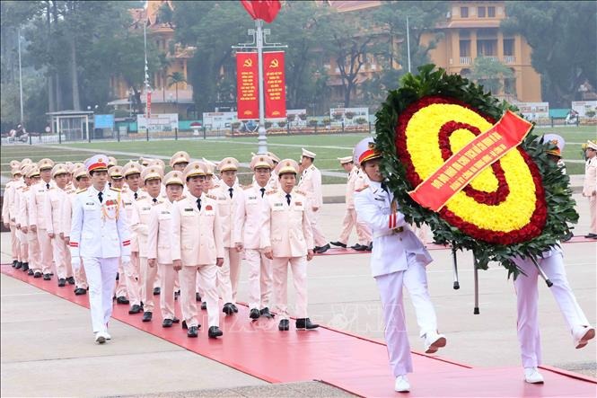 L&atilde;nh đạo Đảng , Nh&agrave; nước viếng Chủ tịch Hồ Ch&iacute; Minh kỷ niệm 96 năm Ng&agrave;y th&agrave;nh lập Đảng - Ảnh 5.