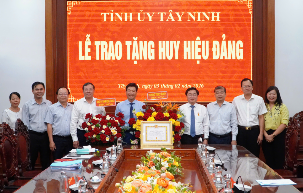Bí thư tỉnh ủy Tây Ninh nhận Huy hiệu 30 năm tuổi Đảng đầy xúc động - Ảnh 3. Bí thư tỉnh ủy Tây Ninh nhận Huy hiệu 30 năm tuổi Đảng đầy xúc động - Ảnh 3.