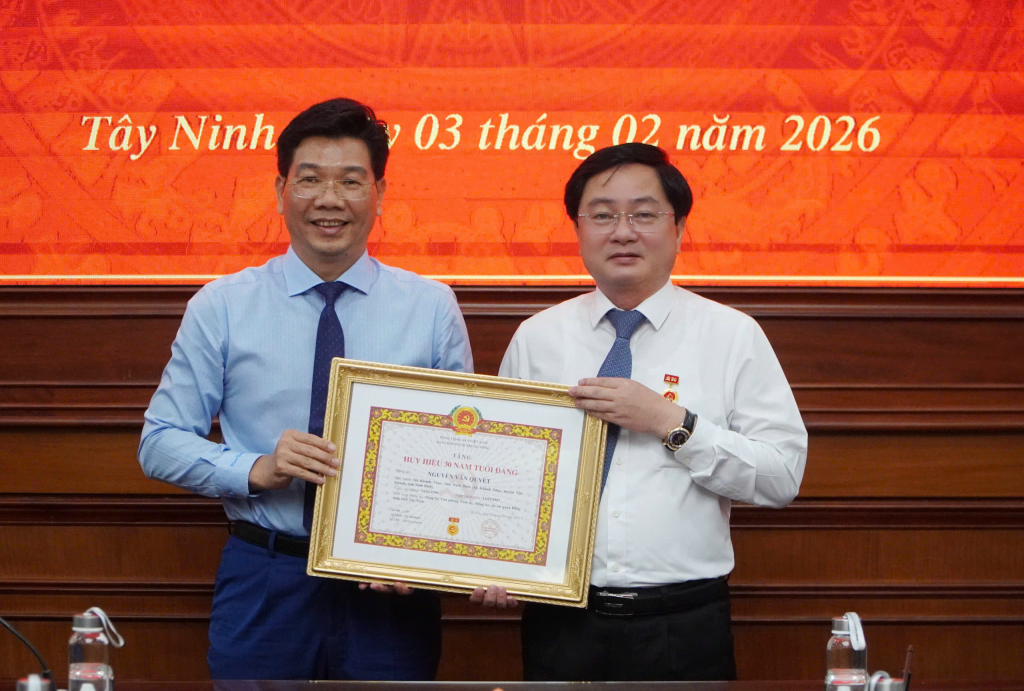 Bí thư tỉnh ủy Tây Ninh nhận Huy hiệu 30 năm tuổi Đảng đầy xúc động - Ảnh 1. Bí thư tỉnh ủy Tây Ninh nhận Huy hiệu 30 năm tuổi Đảng đầy xúc động - Ảnh 1.