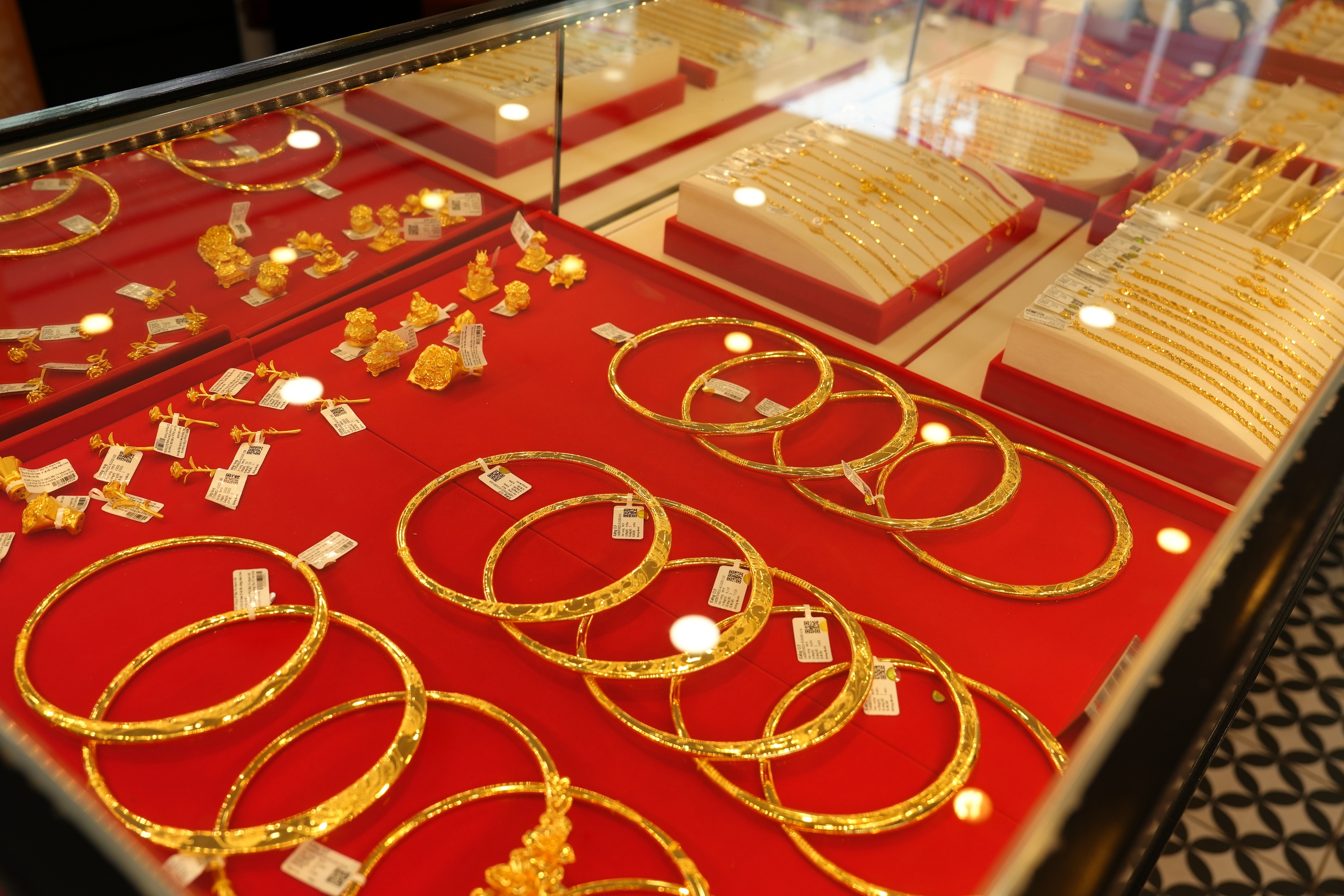 Giá vàng SJC tăng mạnh trở lại ngày 3 - 2 , ảnh hưởng đến thị trường kinh tế - Ảnh 2. Giá vàng SJC tăng mạnh trở lại ngày 3 - 2 , ảnh hưởng đến thị trường kinh tế - Ảnh 2.