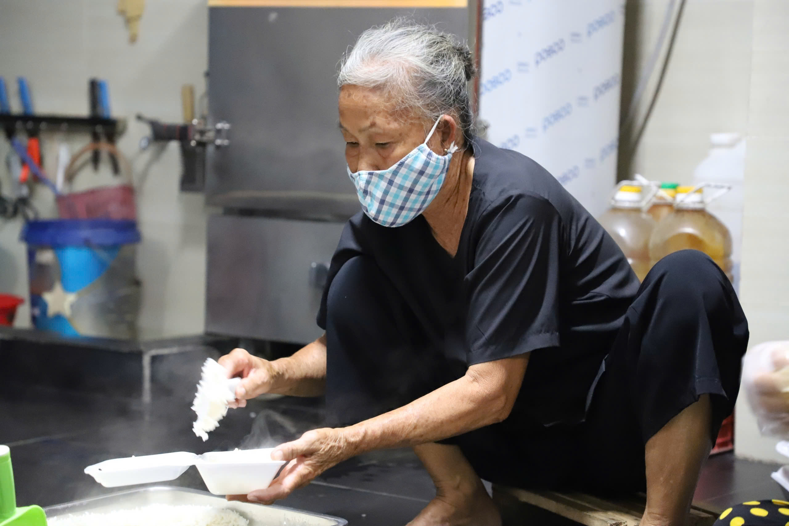 Vợ chồng Cần Thơ thắp lửa bếp ăn 0 đồng cho bệnh nhân nghèo - Ảnh 3. Vợ chồng Cần Thơ thắp lửa bếp ăn 0 đồng cho bệnh nhân nghèo - Ảnh 3.