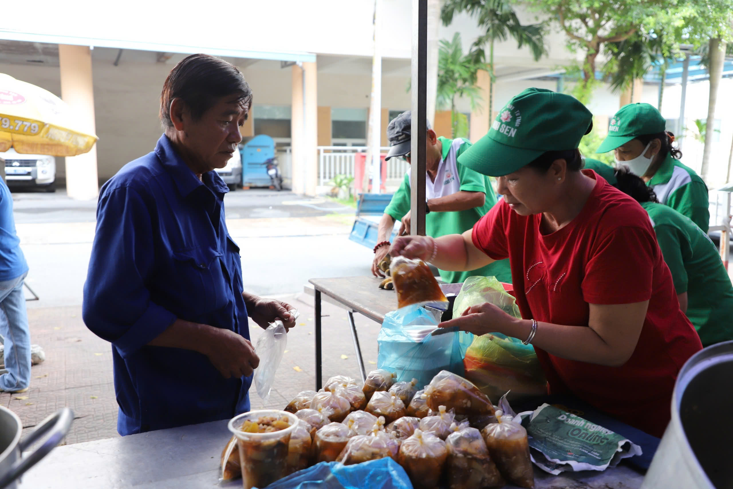 Vợ chồng Cần Thơ thắp lửa bếp ăn 0 đồng cho bệnh nhân nghèo - Ảnh 10. Vợ chồng Cần Thơ thắp lửa bếp ăn 0 đồng cho bệnh nhân nghèo - Ảnh 10.