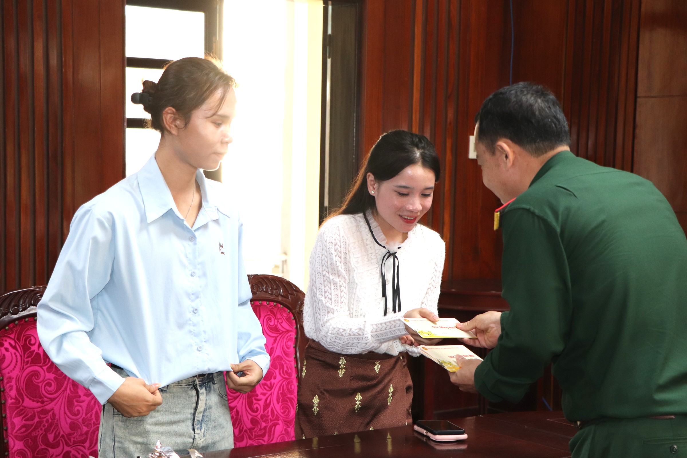 Bộ Chỉ huy Quân sự TP Đà Nẵng tặng quà cho sinh viên Lào - Ảnh 2.