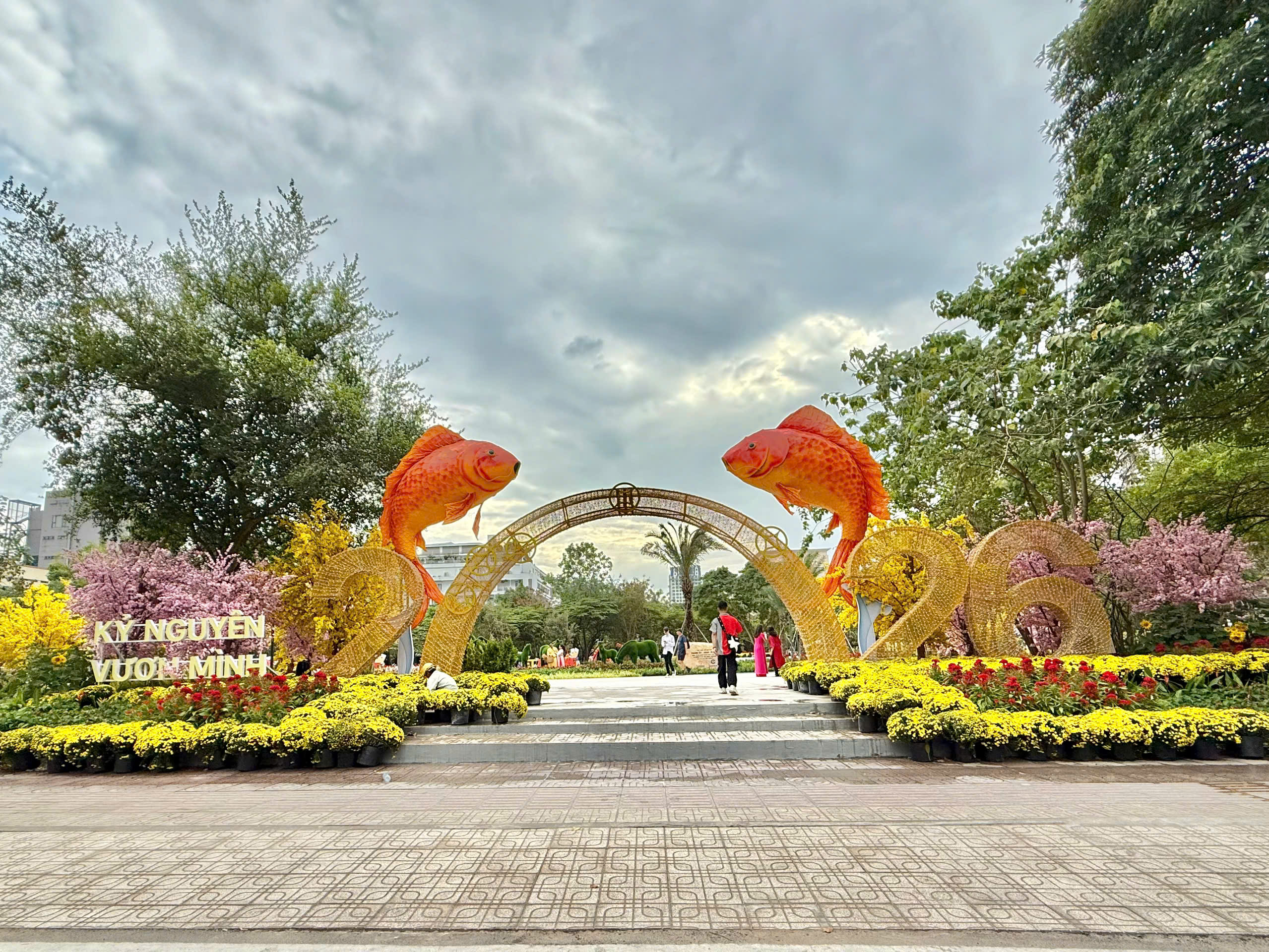 Nhiều c&ocirc;ng tr&igrave;nh chỉnh trang đ&ocirc; thị bắt đầu mở cửa, TPHCM tr&agrave;n ngập sắc xu&acirc;n - Ảnh 4.