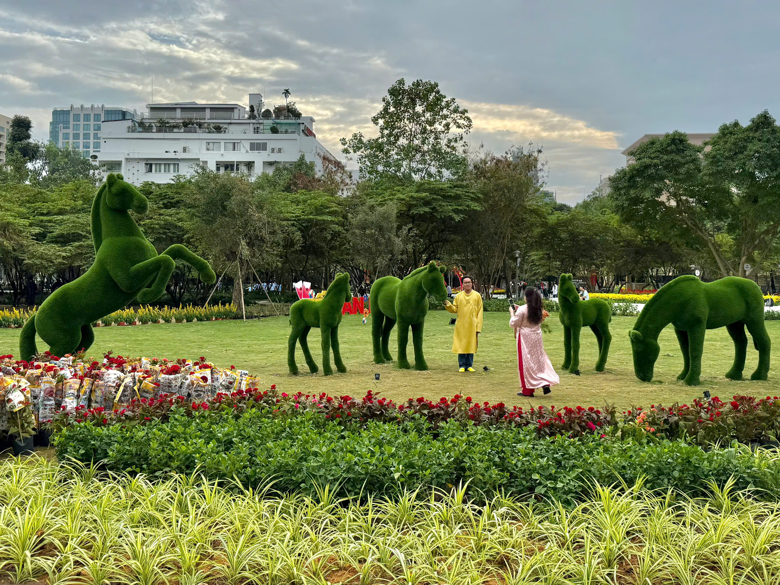 Nhiều c&ocirc;ng tr&igrave;nh chỉnh trang đ&ocirc; thị bắt đầu mở cửa, TPHCM tr&agrave;n ngập sắc xu&acirc;n - Ảnh 3.