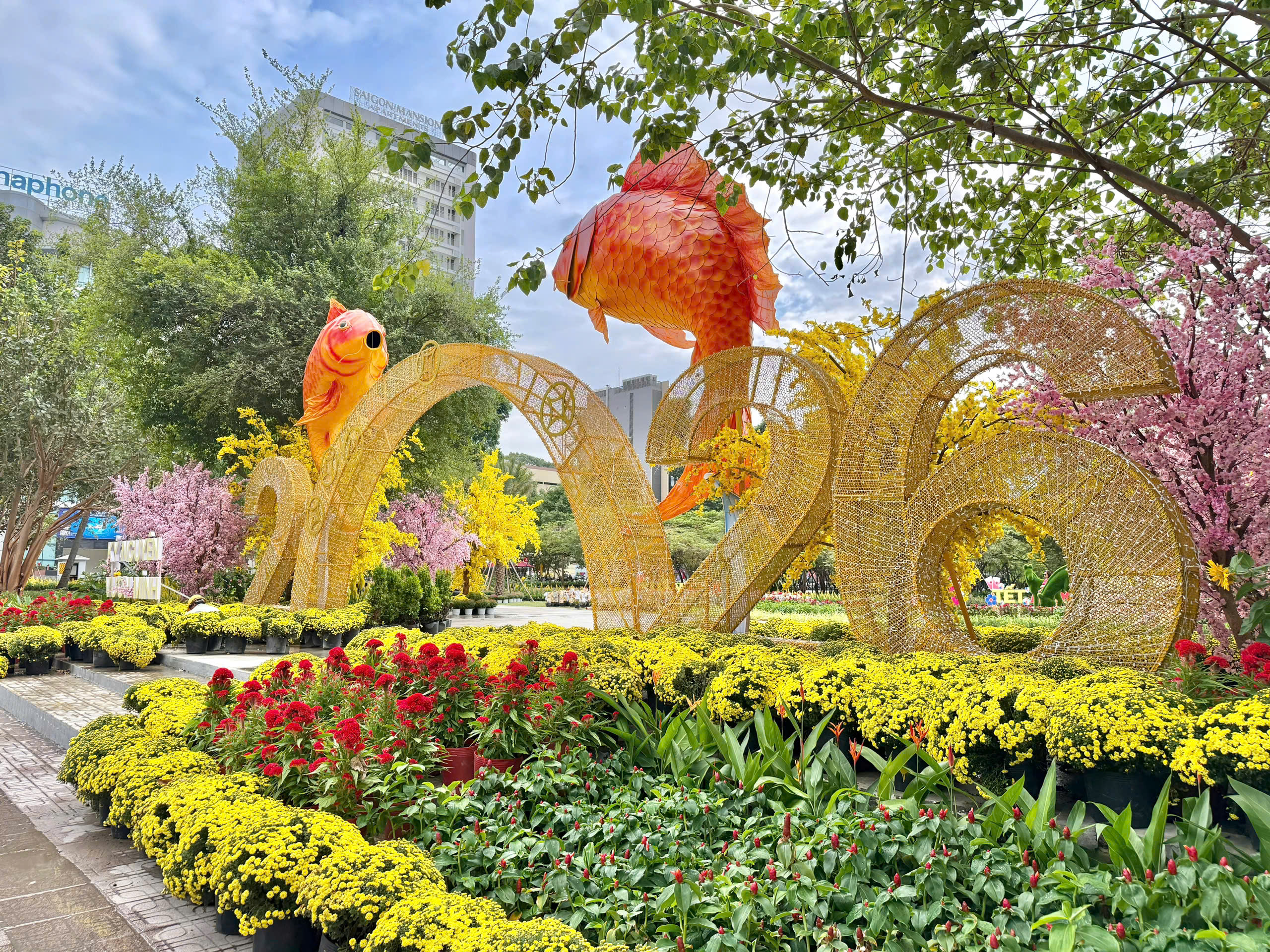 Nhiều c&ocirc;ng tr&igrave;nh chỉnh trang đ&ocirc; thị bắt đầu mở cửa, TPHCM tr&agrave;n ngập sắc xu&acirc;n - Ảnh 6.