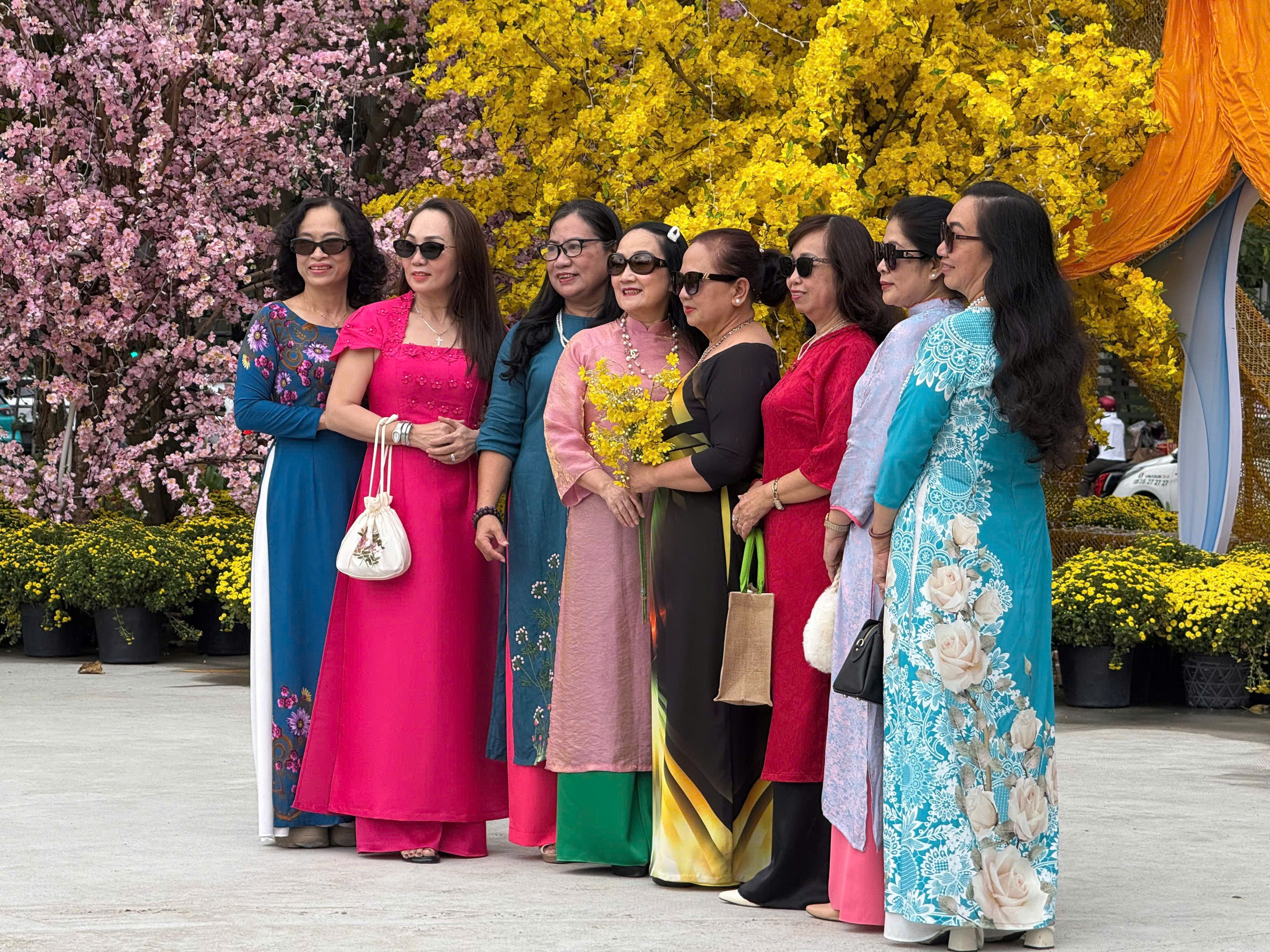 Nhiều c&ocirc;ng tr&igrave;nh chỉnh trang đ&ocirc; thị bắt đầu mở cửa, TPHCM tr&agrave;n ngập sắc xu&acirc;n - Ảnh 7.