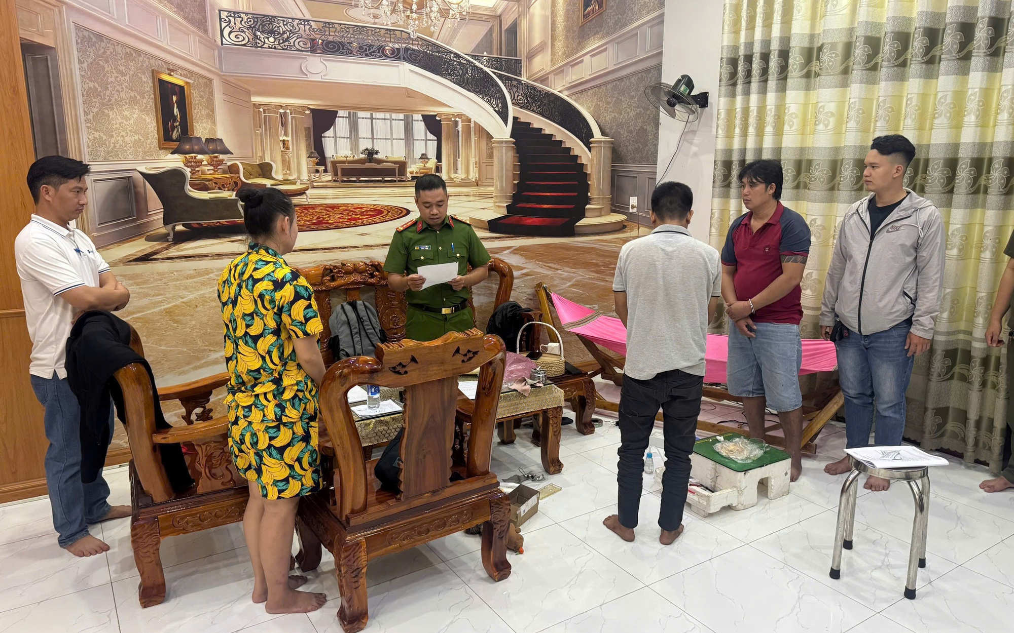 G&oacute;c khuất vụ xăng A95 giả vừa bị C&ocirc;ng an TPHCM triệt ph&aacute; - Ảnh 2.