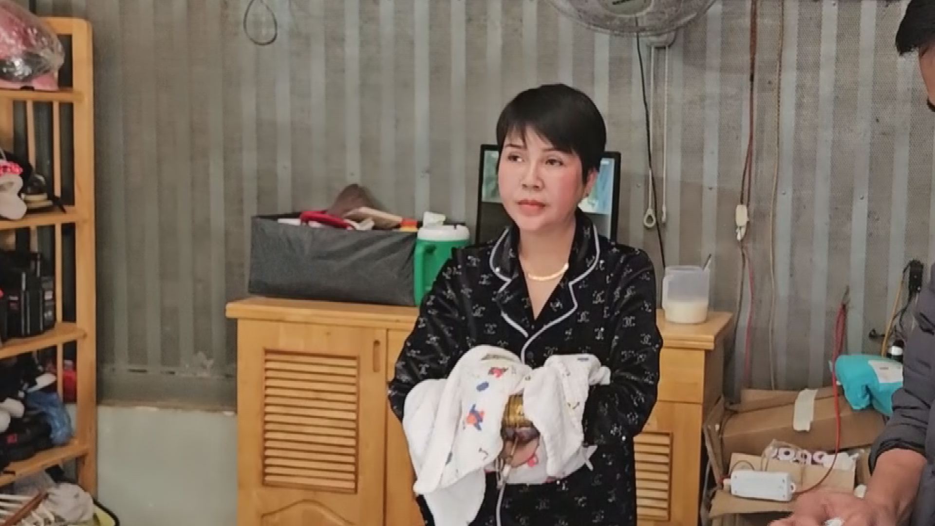 Bắt giữ người phụ nữ lắp camera giám sát bán ma túy tại Đắk Lắk - Ảnh 1.