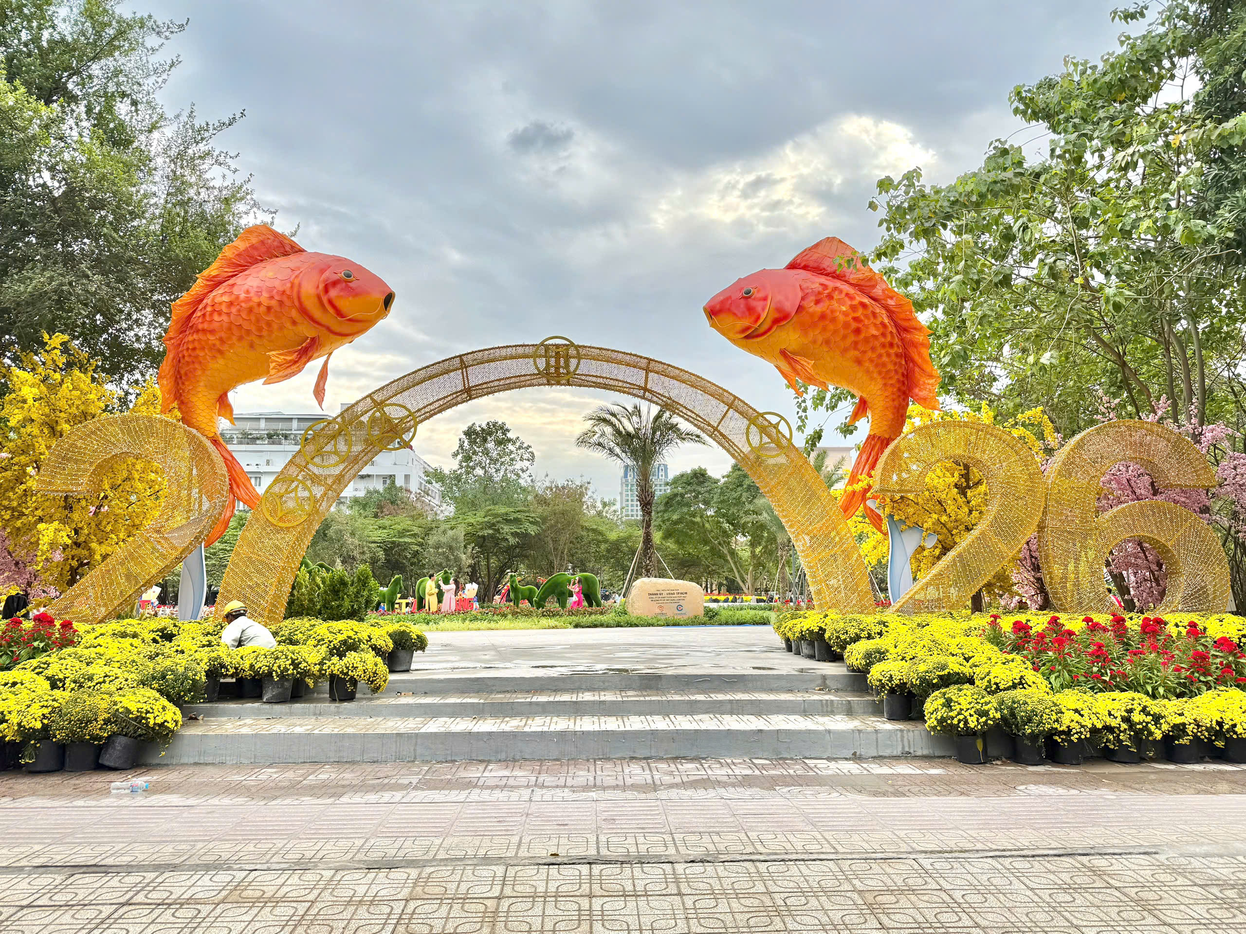 Nhiều c&ocirc;ng tr&igrave;nh chỉnh trang đ&ocirc; thị bắt đầu mở cửa, TPHCM tr&agrave;n ngập sắc xu&acirc;n - Ảnh 5.