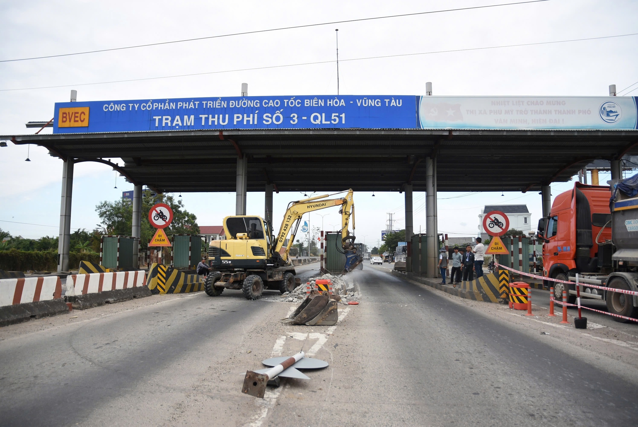 TPHCM: Ch&iacute;nh thức th&aacute;o dỡ trạm thu ph&iacute; T3 tr&ecirc;n Quốc lộ 51 - Ảnh 4.