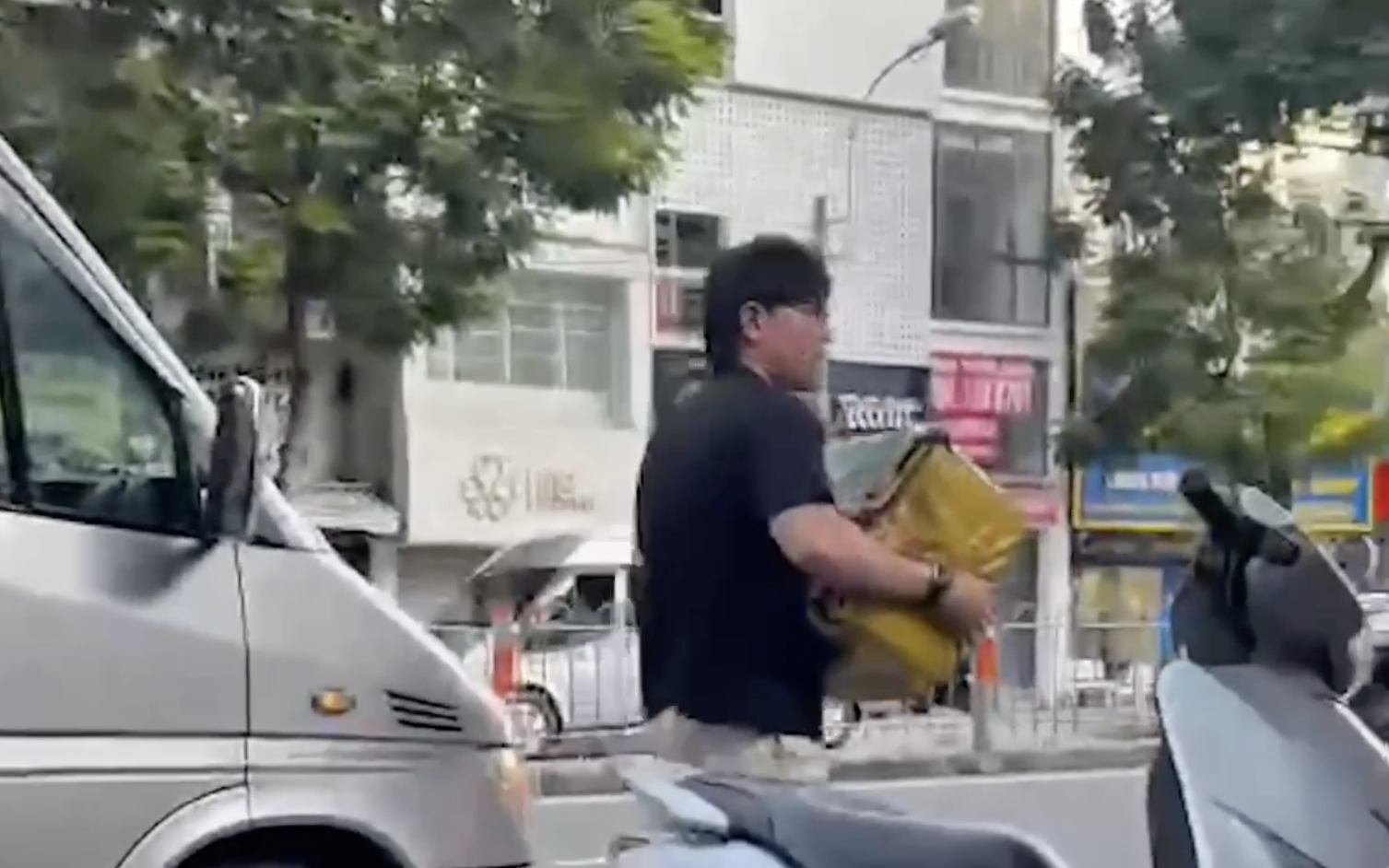 Thanh ni&ecirc;n 20 tuổi h&ocirc;n m&ecirc;, thở m&aacute;y sau h&uacute;t thuốc l&aacute; điện tử - Ảnh 2.