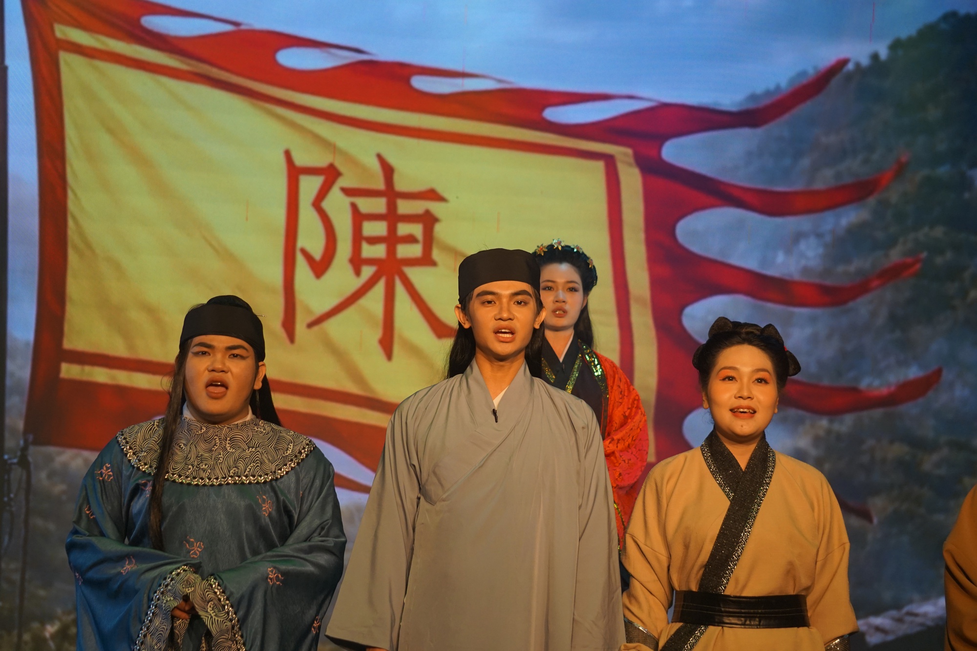 NSƯT Vũ Xuân Trang tạo cơ hội cho diễn viên trẻ tỏa sáng trong kịch sử Việt và văn học - Ảnh 1.