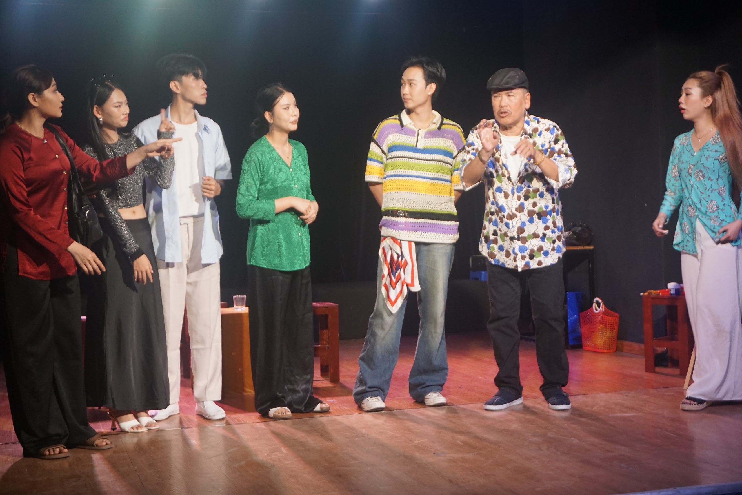 Hữu Nghĩa, Quốc Bảo ra mắt team sân khấu Hương Sài Gòn diễn tại sân khấu lầu 1 "5B" - Ảnh 2.