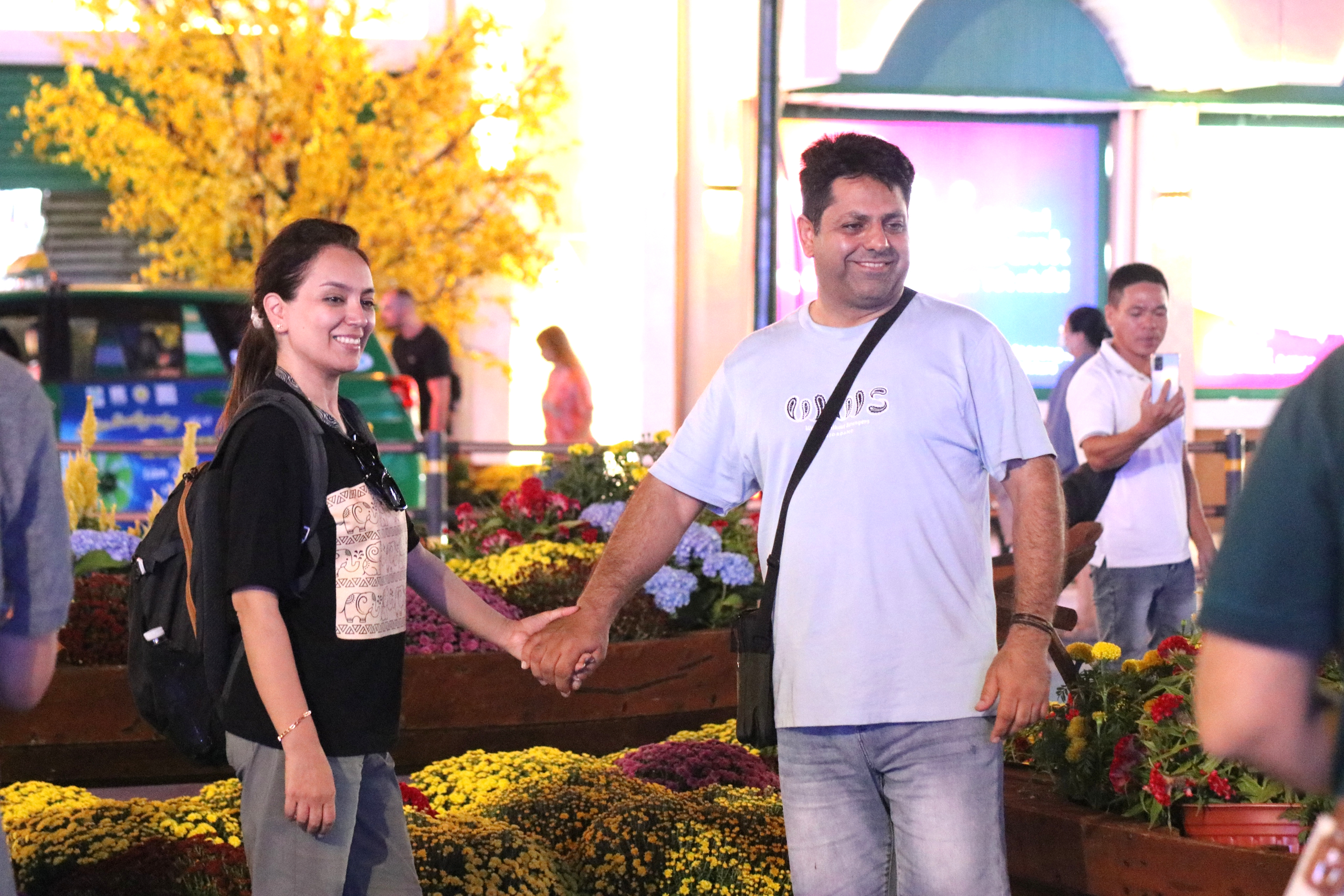 Nhiều c&ocirc;ng tr&igrave;nh chỉnh trang đ&ocirc; thị bắt đầu mở cửa, TPHCM tr&agrave;n ngập sắc xu&acirc;n - Ảnh 14.