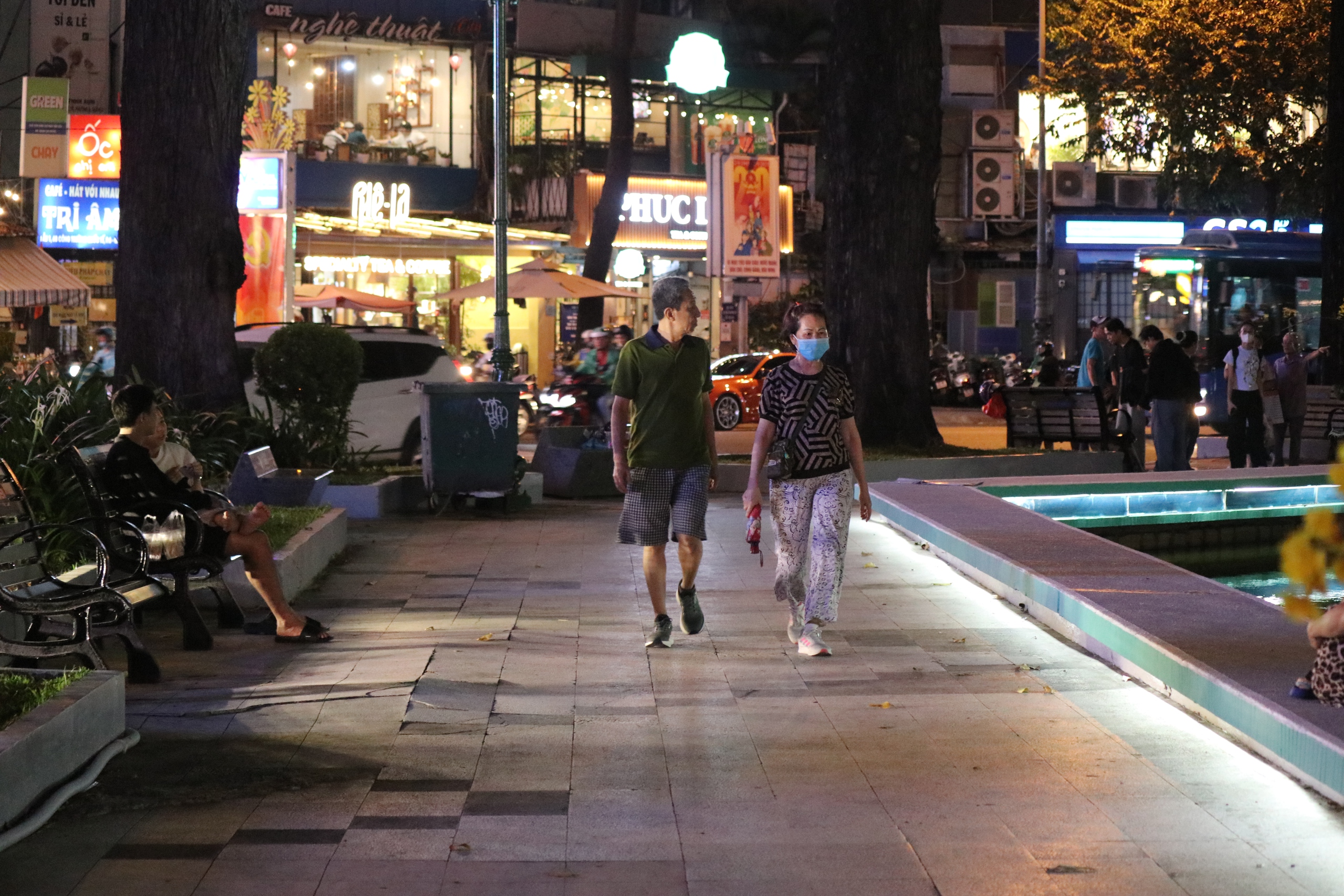 Nhiều c&ocirc;ng tr&igrave;nh chỉnh trang đ&ocirc; thị bắt đầu mở cửa, TPHCM tr&agrave;n ngập sắc xu&acirc;n - Ảnh 30.