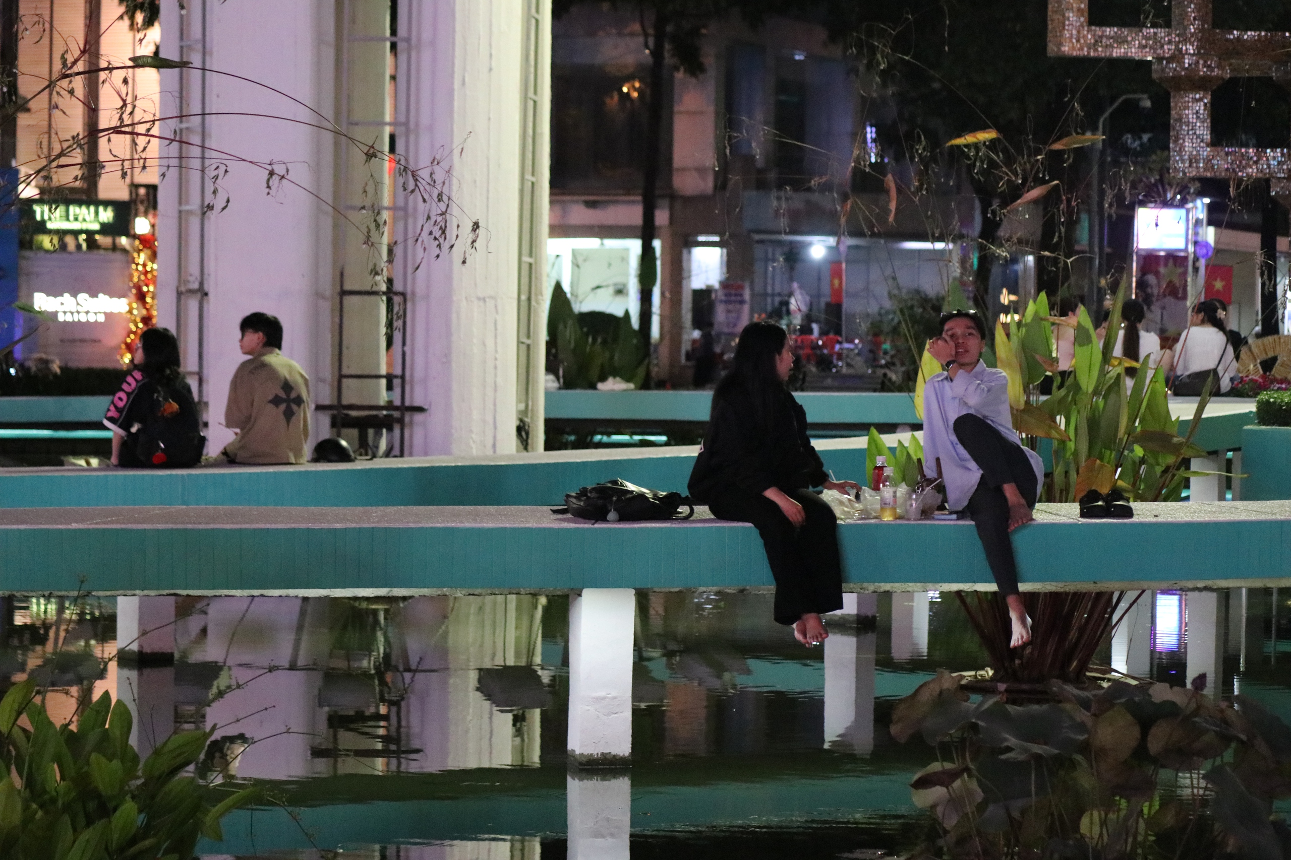 Nhiều c&ocirc;ng tr&igrave;nh chỉnh trang đ&ocirc; thị bắt đầu mở cửa, TPHCM tr&agrave;n ngập sắc xu&acirc;n - Ảnh 27.