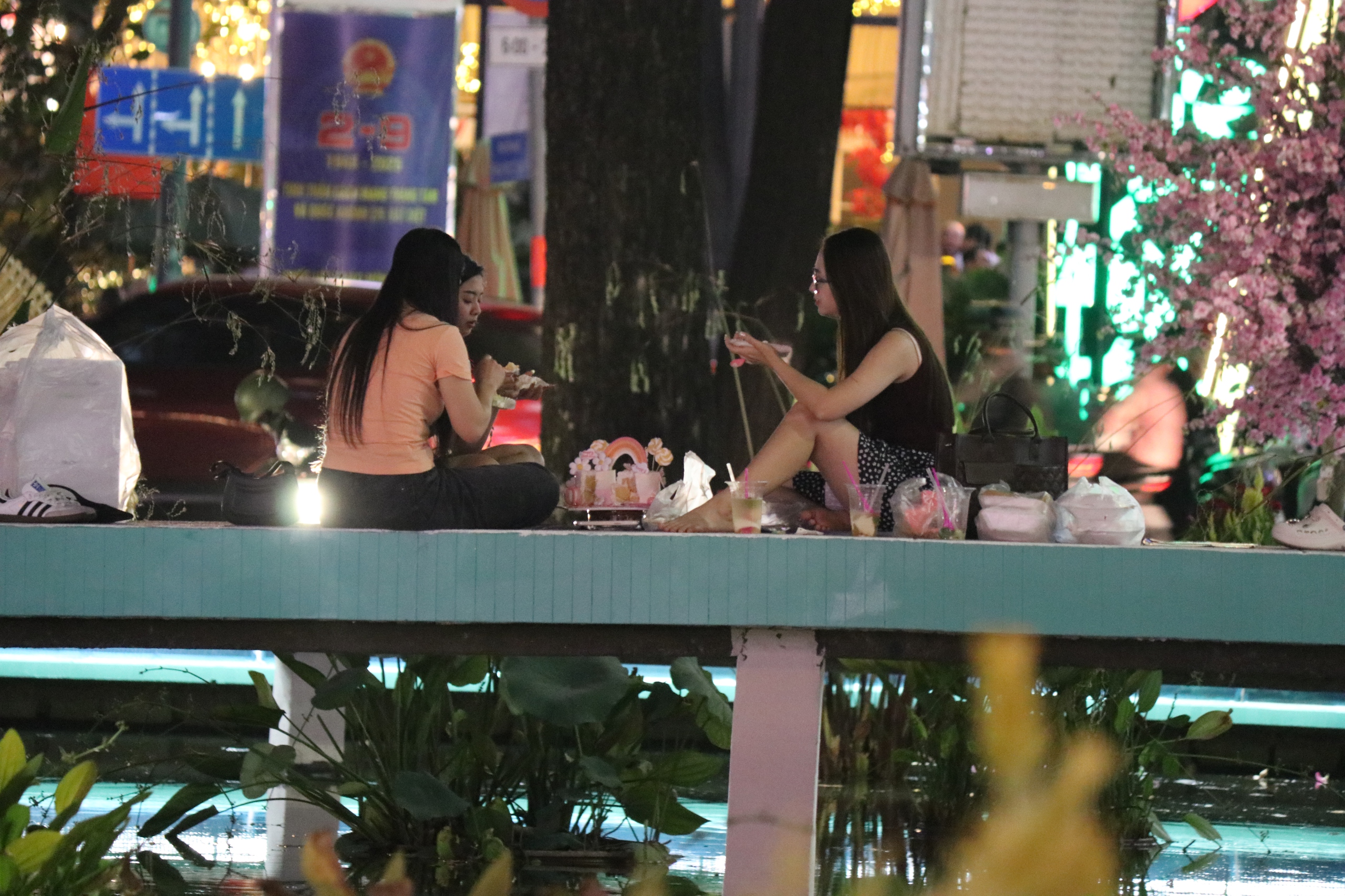 Nhiều c&ocirc;ng tr&igrave;nh chỉnh trang đ&ocirc; thị bắt đầu mở cửa, TPHCM tr&agrave;n ngập sắc xu&acirc;n - Ảnh 28.