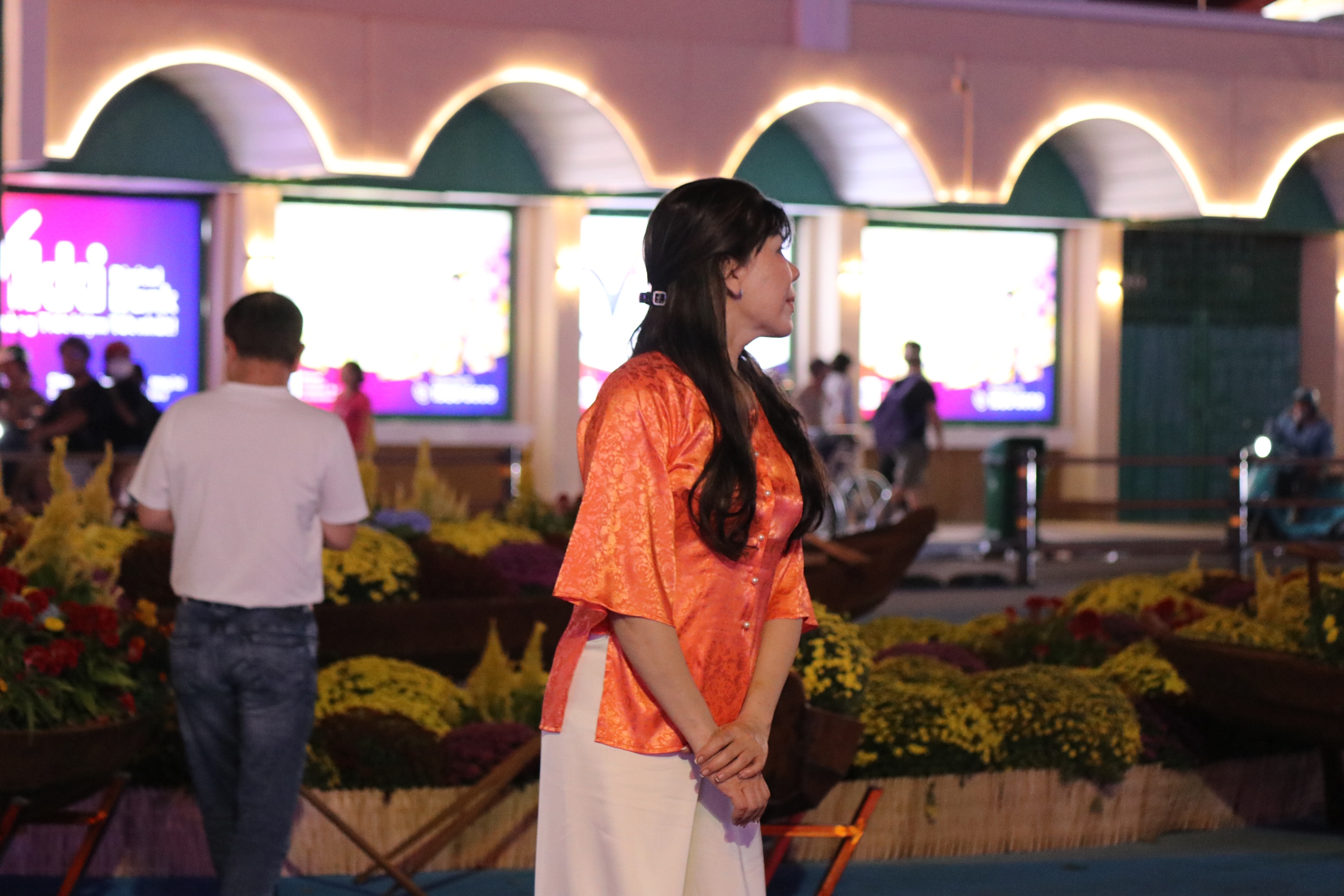 Nhiều c&ocirc;ng tr&igrave;nh chỉnh trang đ&ocirc; thị bắt đầu mở cửa, TPHCM tr&agrave;n ngập sắc xu&acirc;n - Ảnh 24.