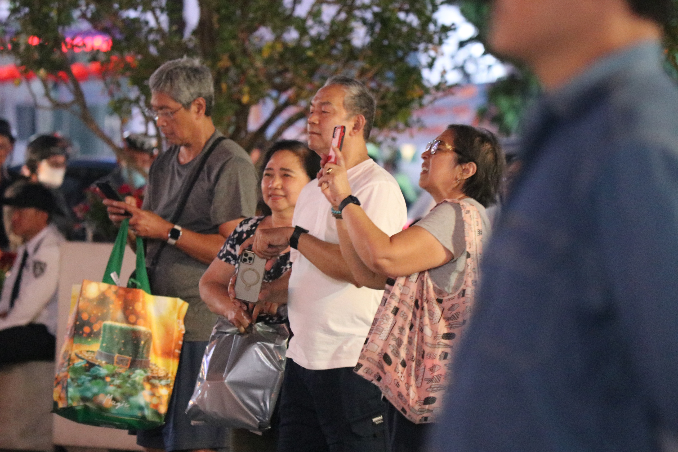 Nhiều c&ocirc;ng tr&igrave;nh chỉnh trang đ&ocirc; thị bắt đầu mở cửa, TPHCM tr&agrave;n ngập sắc xu&acirc;n - Ảnh 16.