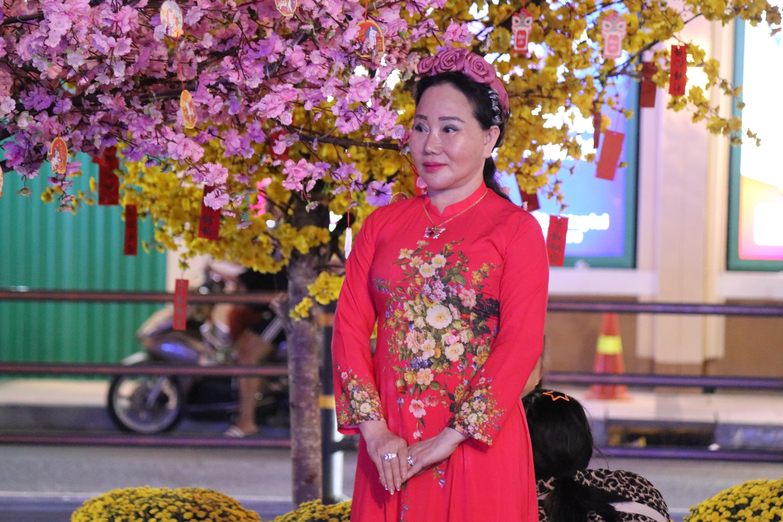 Nhiều c&ocirc;ng tr&igrave;nh chỉnh trang đ&ocirc; thị bắt đầu mở cửa, TPHCM tr&agrave;n ngập sắc xu&acirc;n - Ảnh 20.