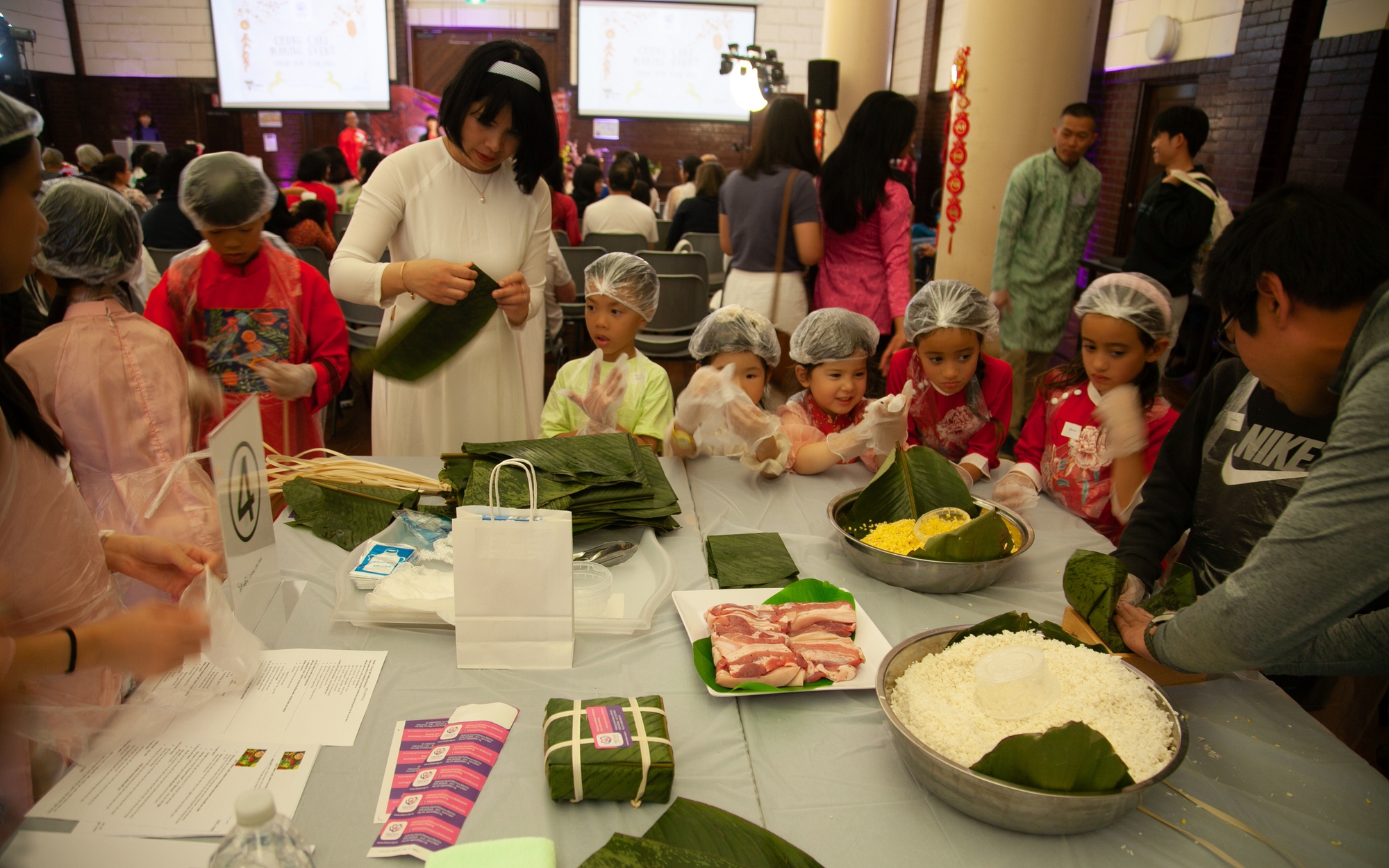 Những khoảnh khắc đặc biệt họp mặt người Việt Nam ở nước ngoài, mừng Xuân Bính Ngọ 2026 - Ảnh 3.