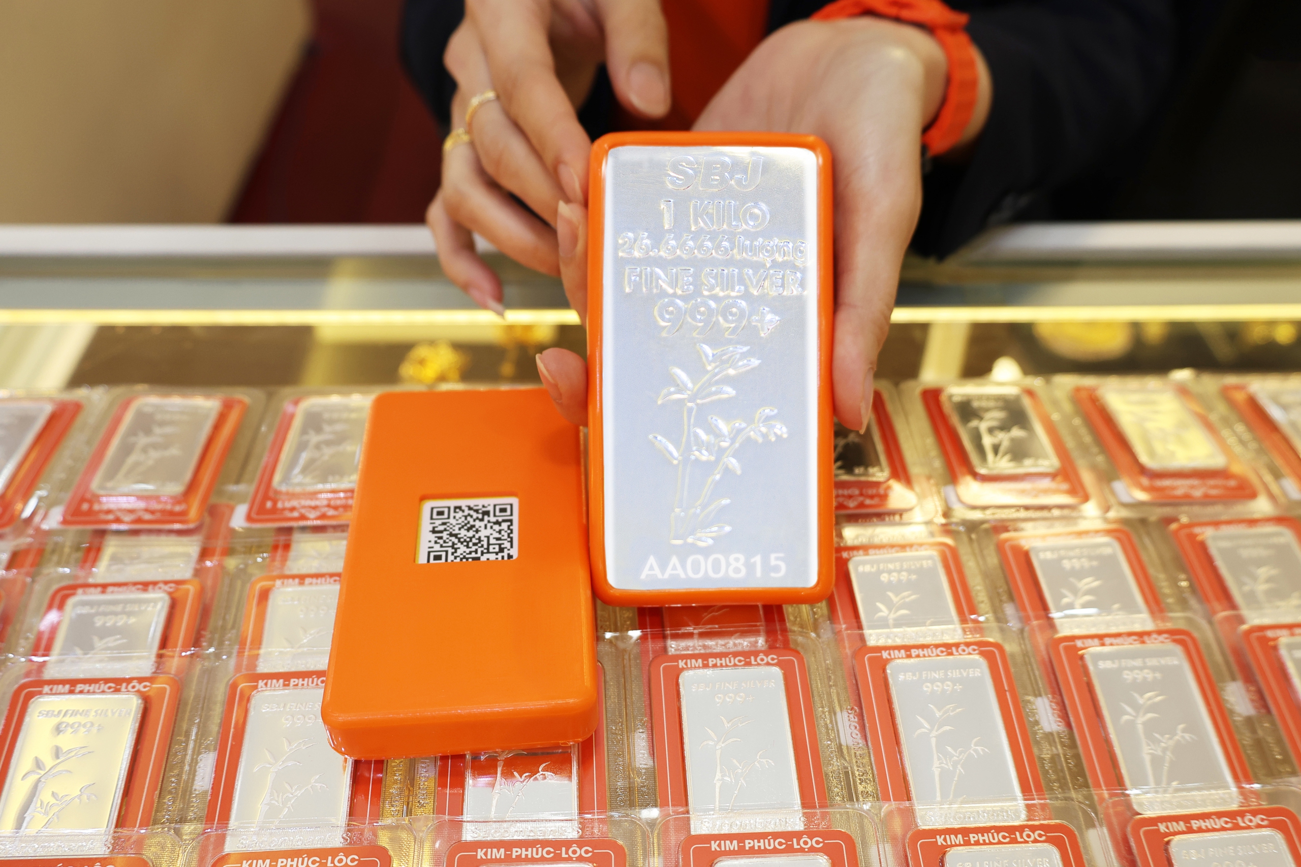 Giá bạc hôm nay 9-4: Bạc SBJ, Ancarat, Phú Quý rớt 3 triệu đồng mỗi kg - Ảnh 1.