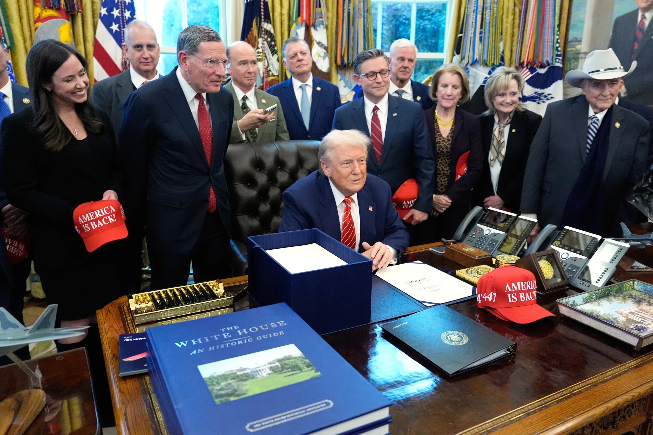 Tổng thống Donald Trump ký dự luật ngân sách, chính phủ Mỹ mở cửa trở lại