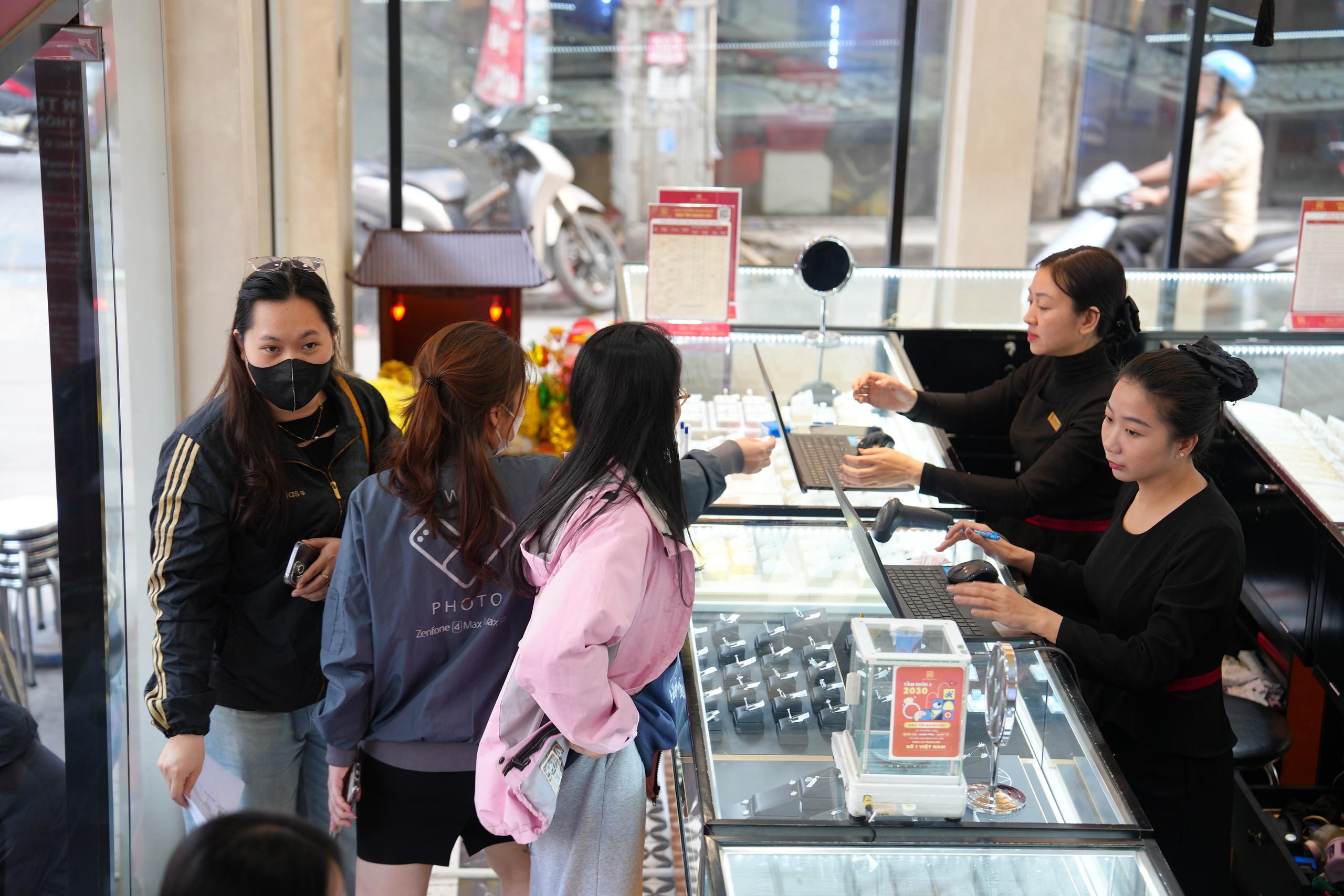 C&uacute; sập gi&aacute; v&agrave;ng 2026: Nguy&ecirc;n nh&acirc;n v&agrave; t&aacute;c động đến thị trường T&agrave;i ch&iacute;nh - Ảnh 4.